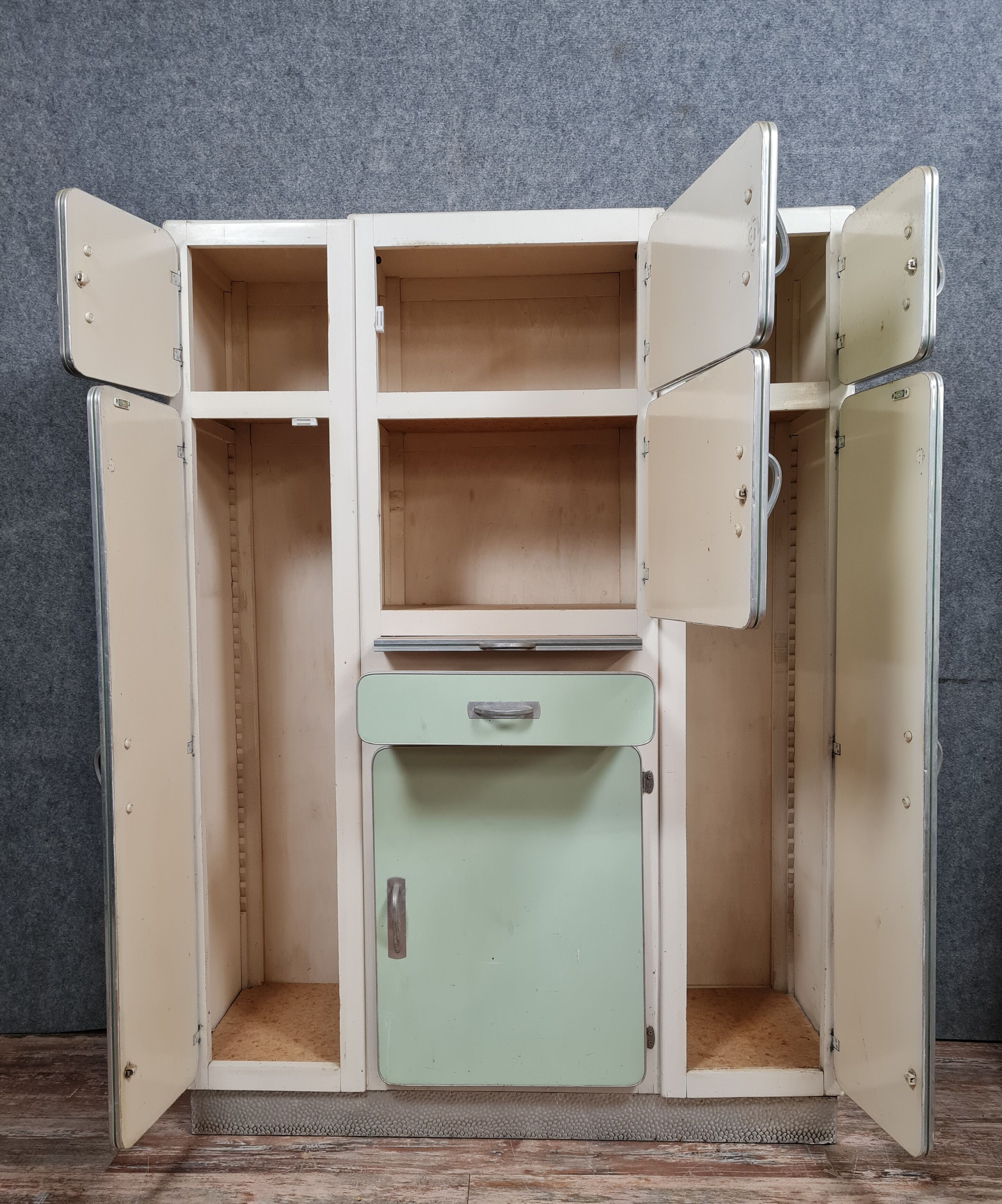 Buffet cupboard vintage year 60 in formica green celadon