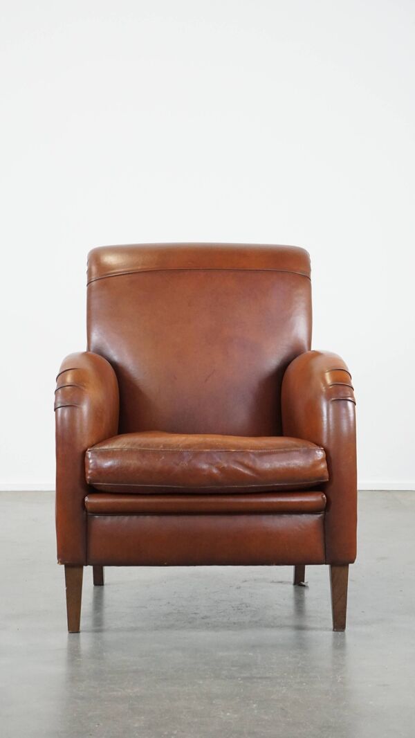 Fauteuil en peau de mouton couleur cognac aux formes arrondies