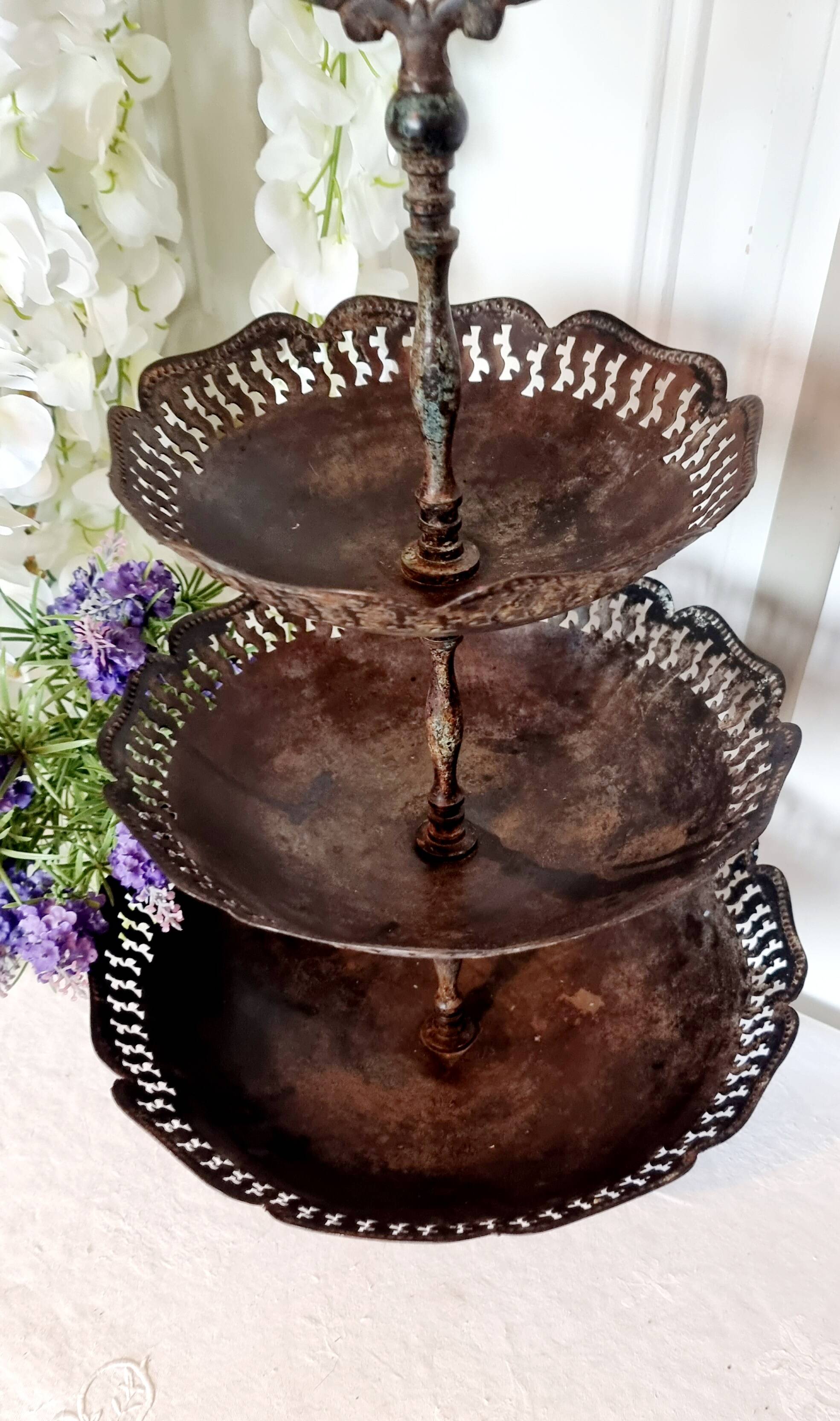 Large three-tiered fruit bowl in iron and brass, French style, rust.