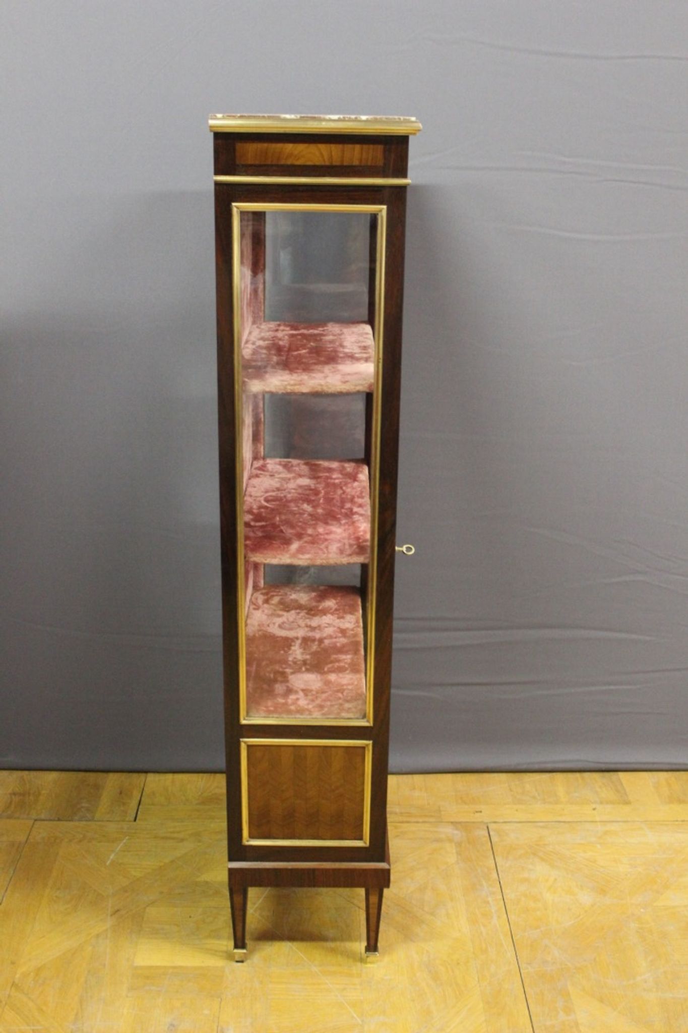 Vitrine de style Louis XVI en marquetrie