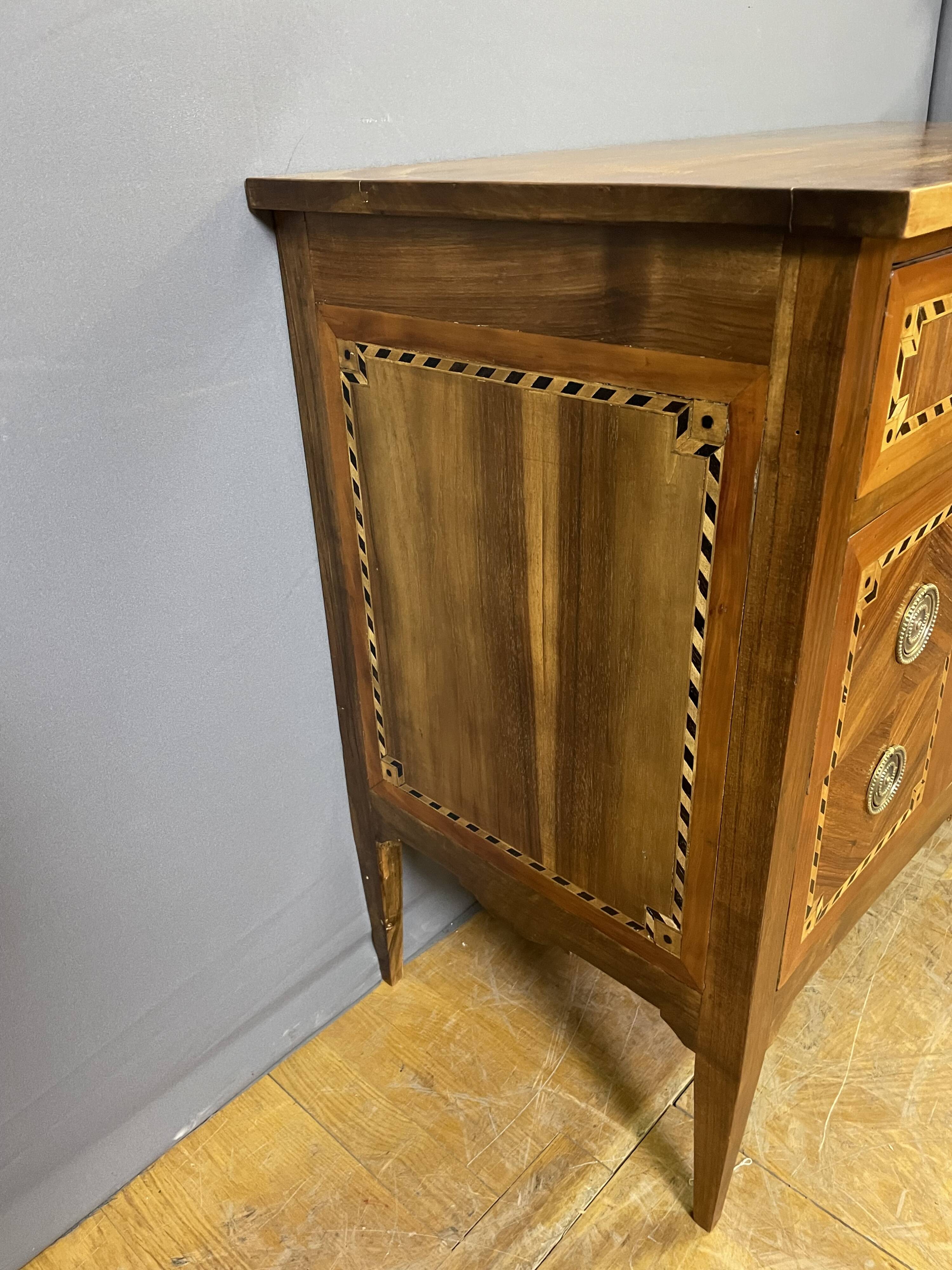 commode de style Louis XVI en bois fruitier