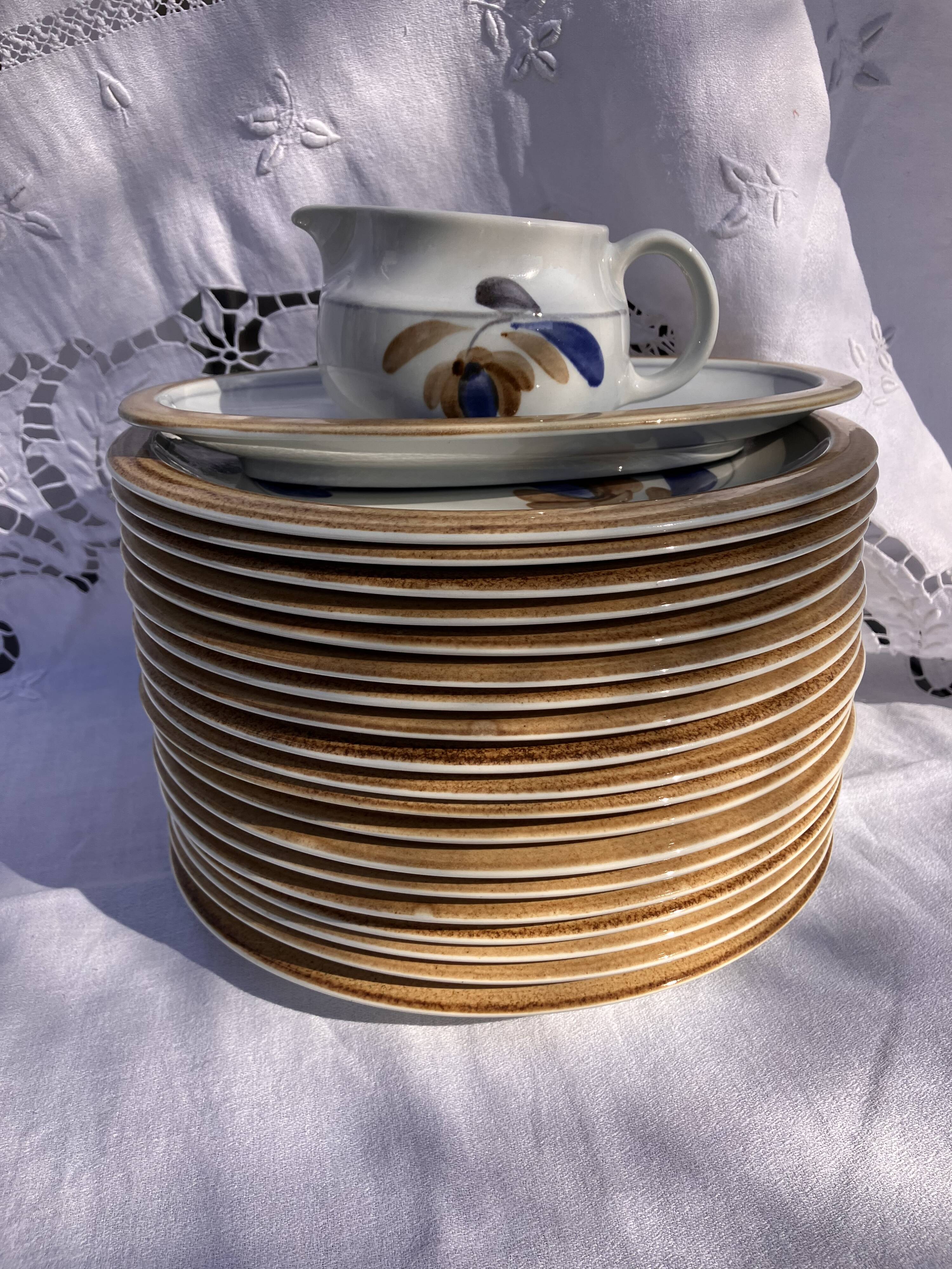 Service of flat plates Boch Keramis La Louvière Belgium for 19 settings.