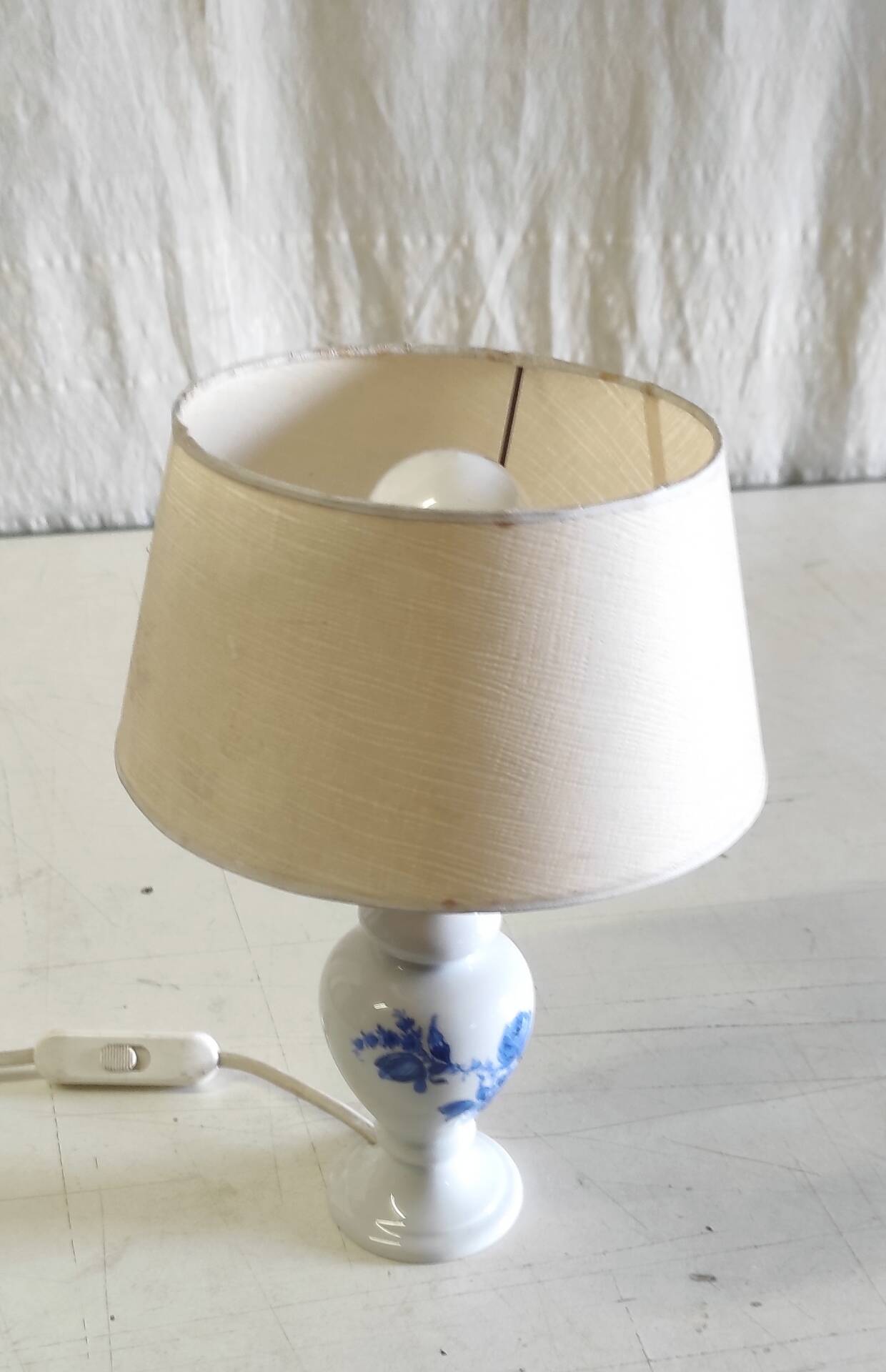 Table lamp in porcelain with painted floral decoration - mid 20th century