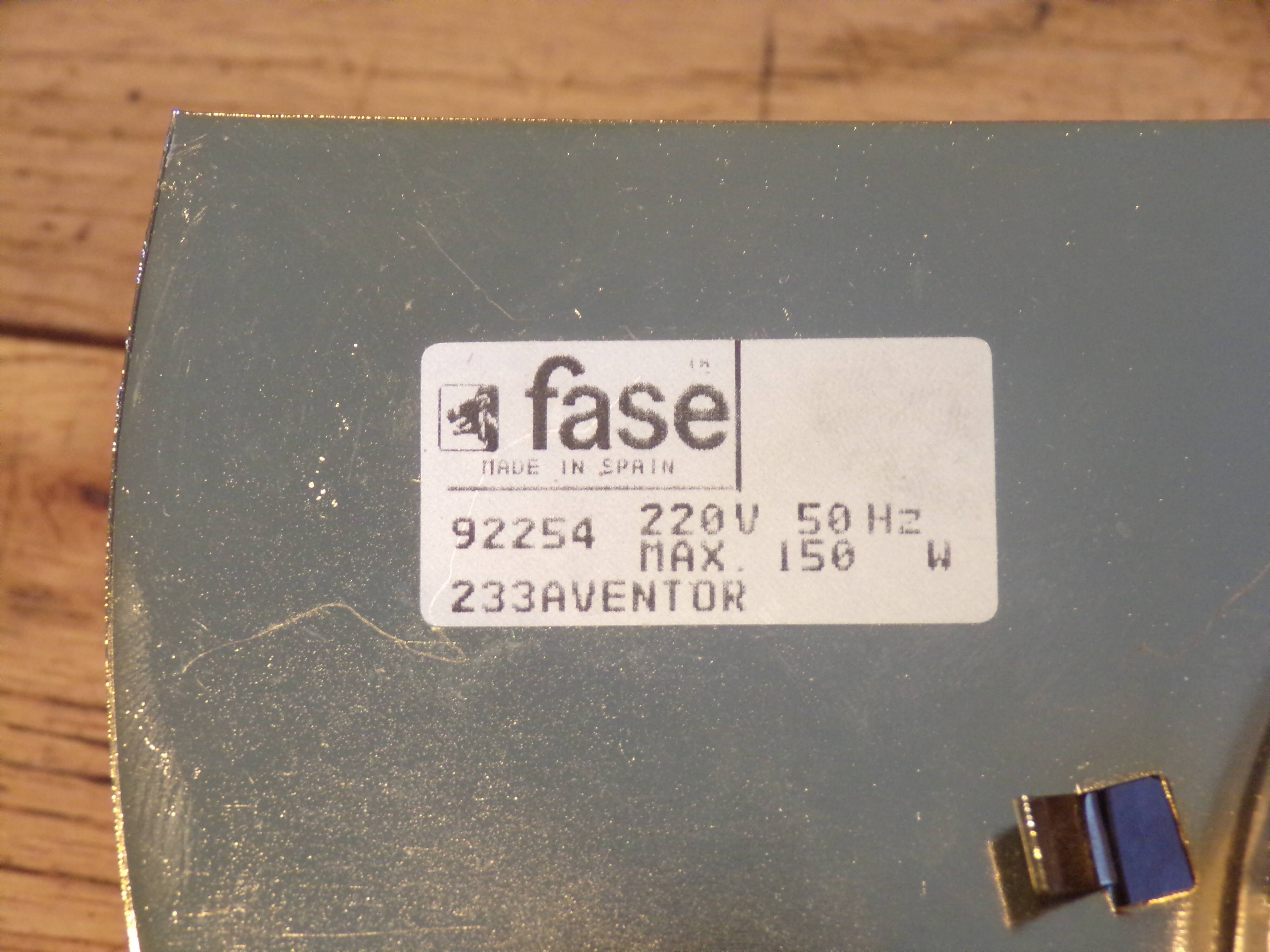 Fase gold metal wall light