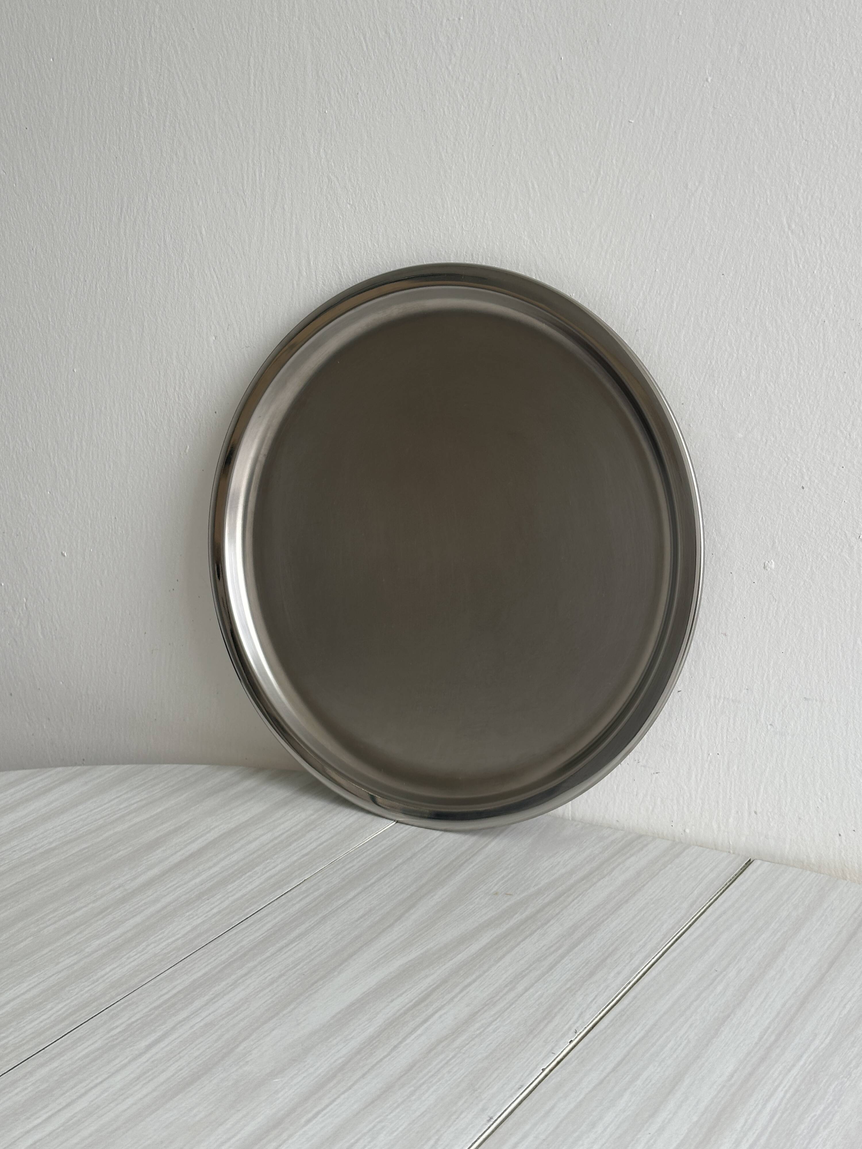 Round tray in 18-10 stainless steel, polished