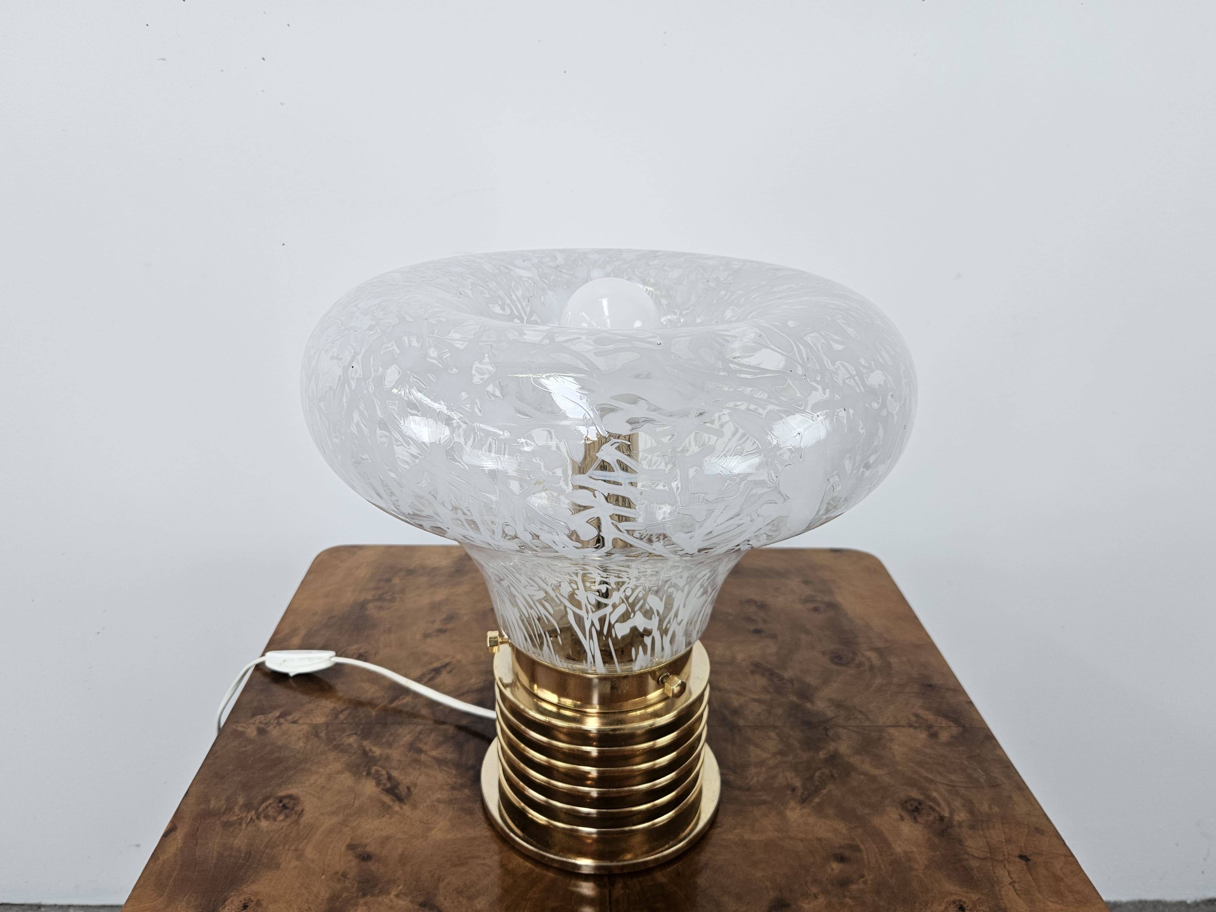 1970s table lamp in worked glass and gold metal