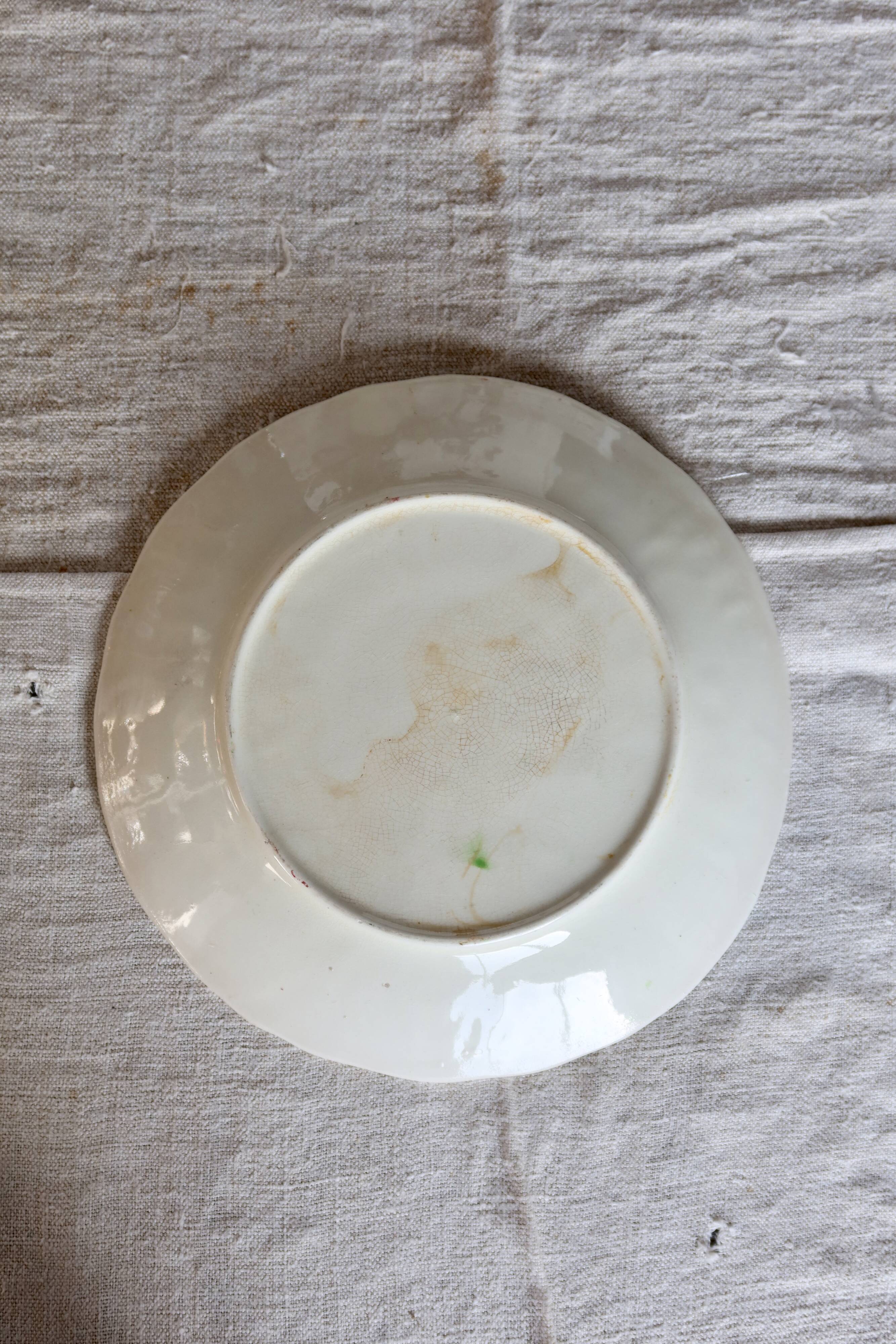 Assiette à dessert vintage en barbotine – Fleurs bordeaux