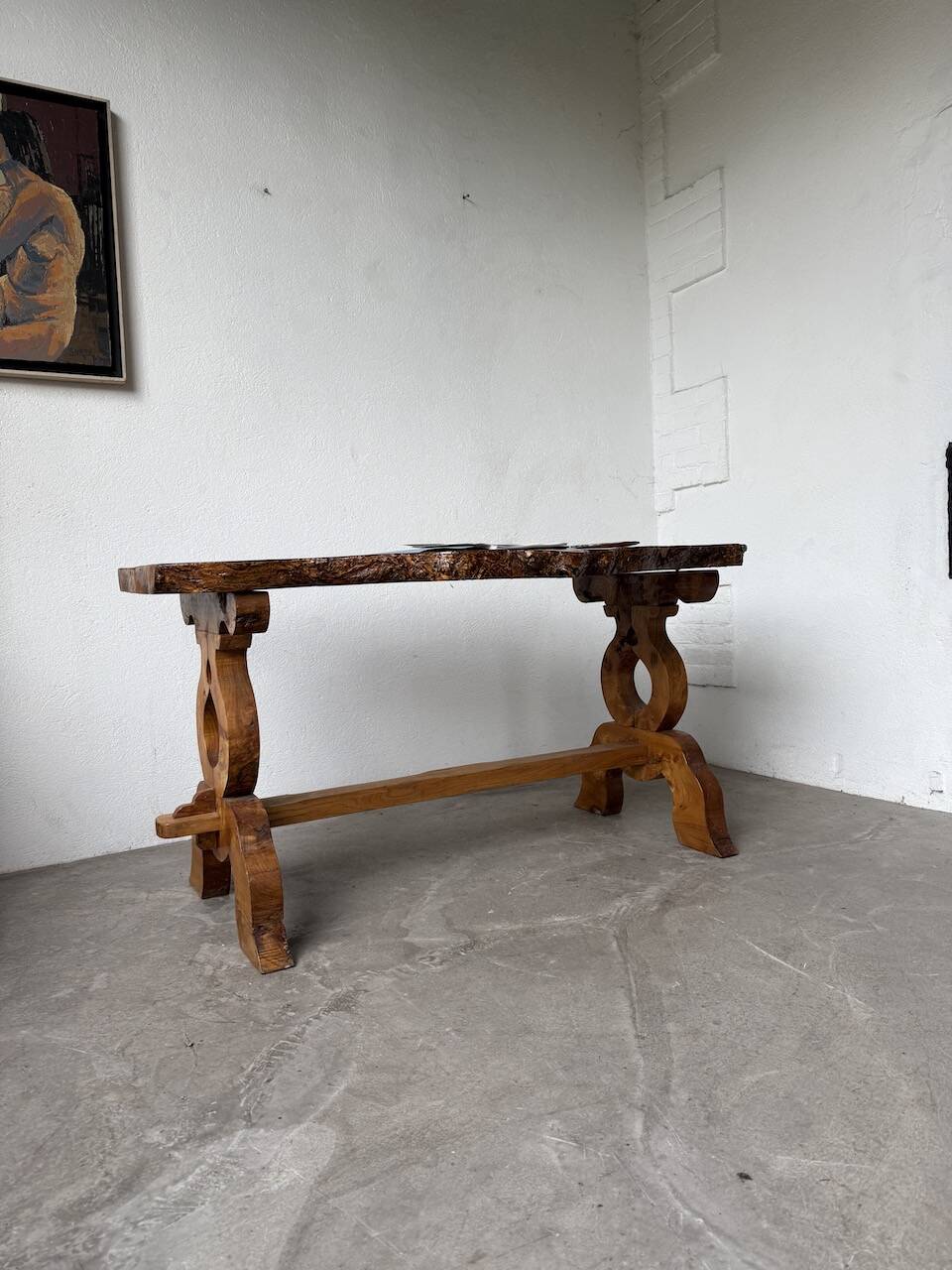 Table artisanale en orme massif, art populaire