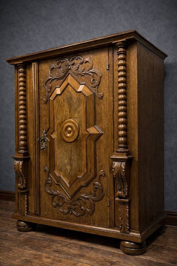Meuble d'apparat en bois massif, richement sculpté, datant du XVIIe siècle