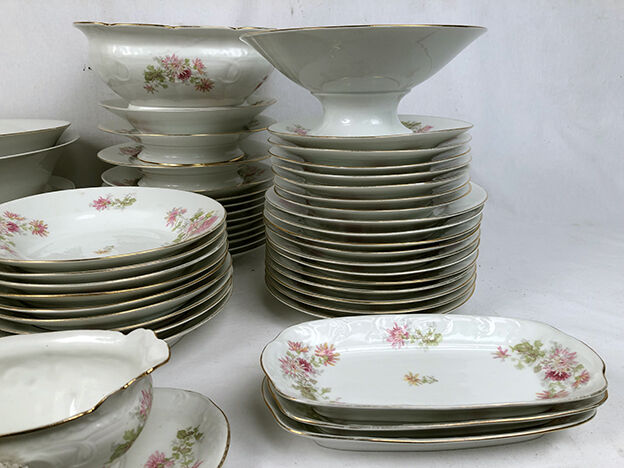 Limoges porcelain service decorated with flowers, mid XXth 57 pieces