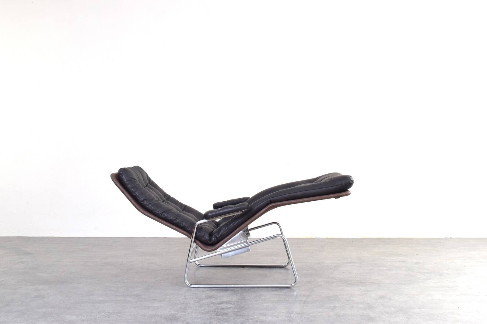 Bauhaus Leather and Chrome Model Fenix Chaise Longue by Sam Larsson for Dux