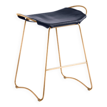 Contemporary kitchen stool in aged brass steel and navy blue leather.