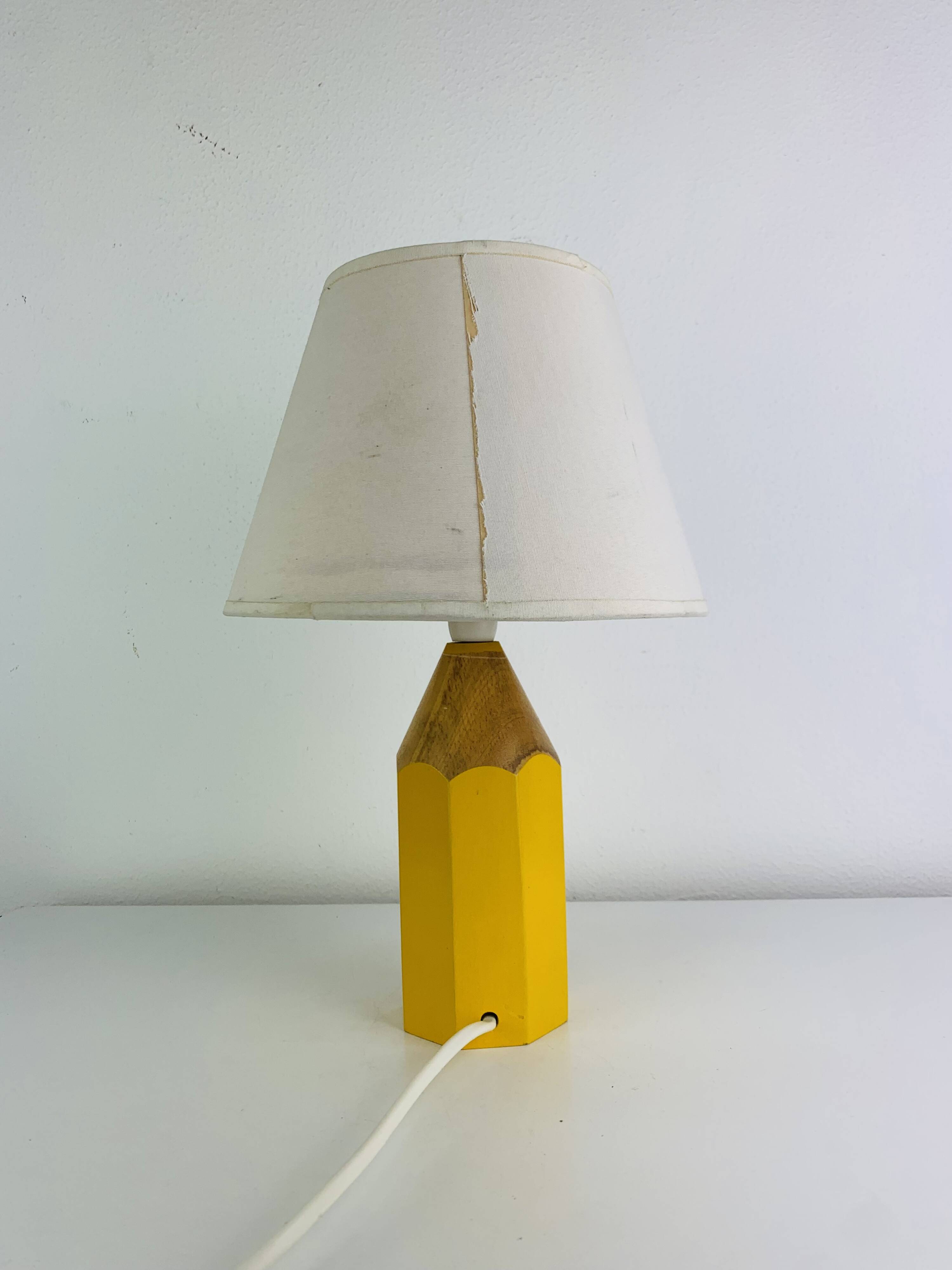 Lampe crayon en bois jaune vintage, style Pierre Sala, pour enfants