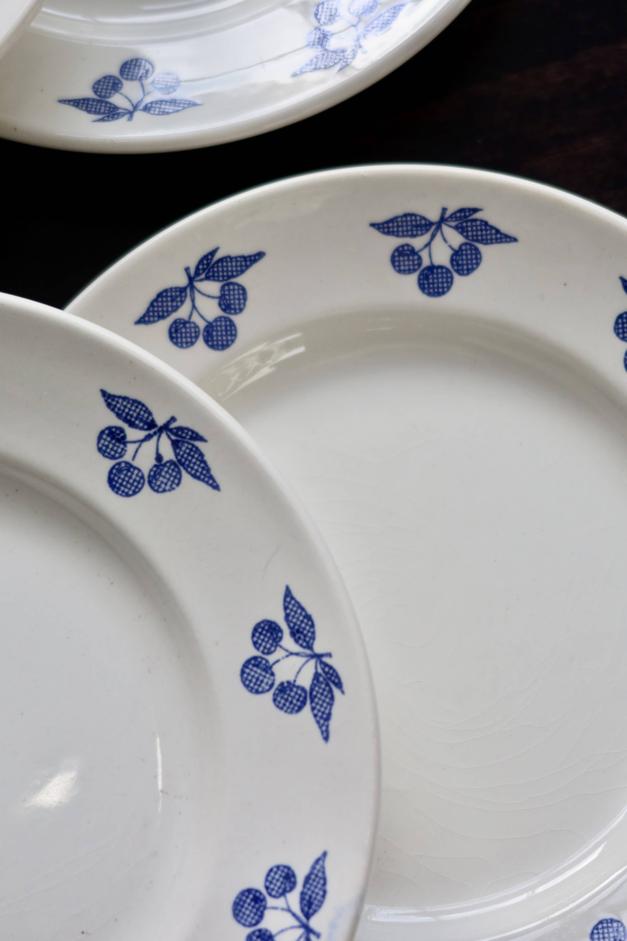 6 assiettes à dessert vintage faïence blanche - Décor cerises bleues