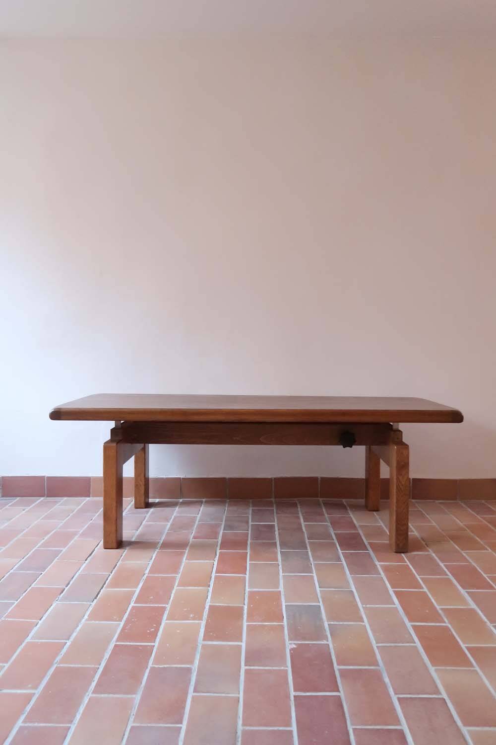 Large solid retractable coffee table