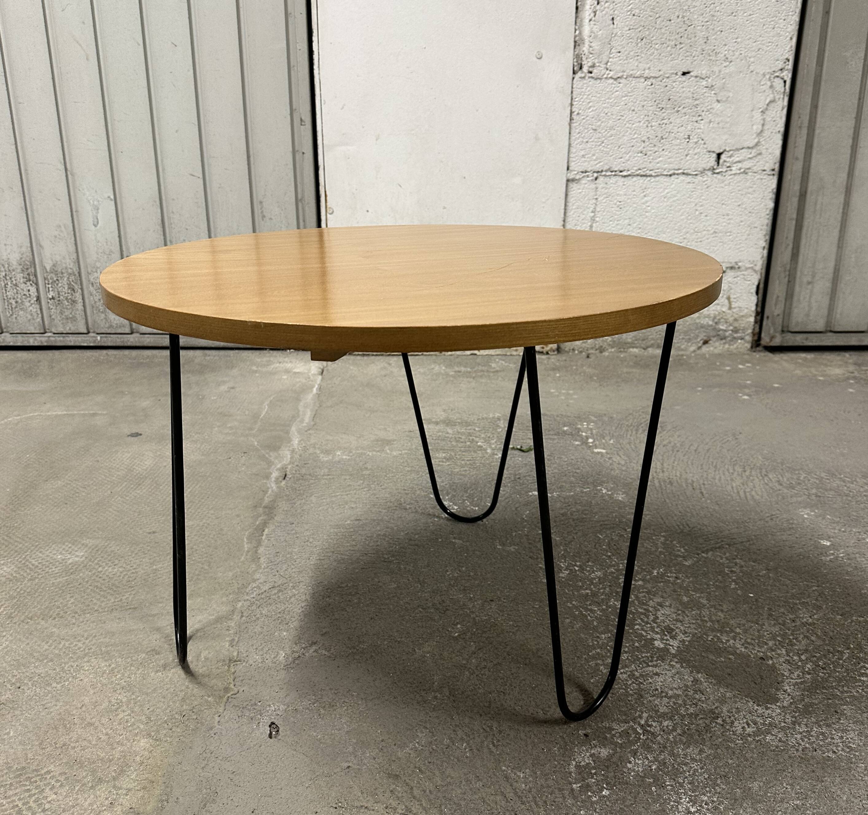 Table basse années 60 pieds épingles et plateau chêne massif