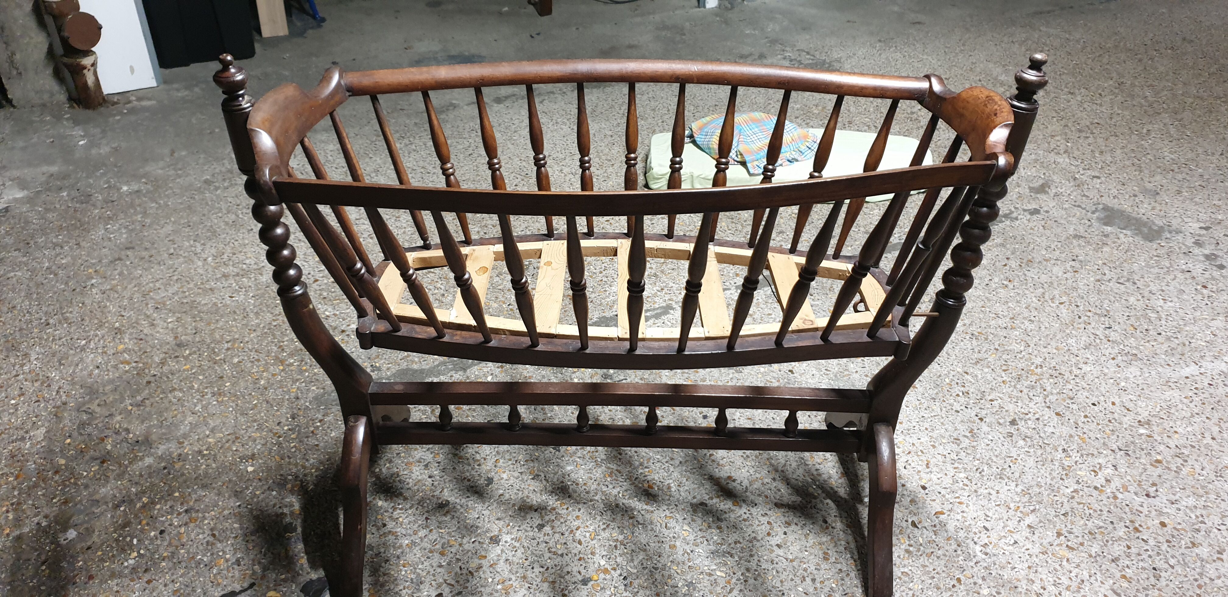 Massive beech cradle crafted XXth