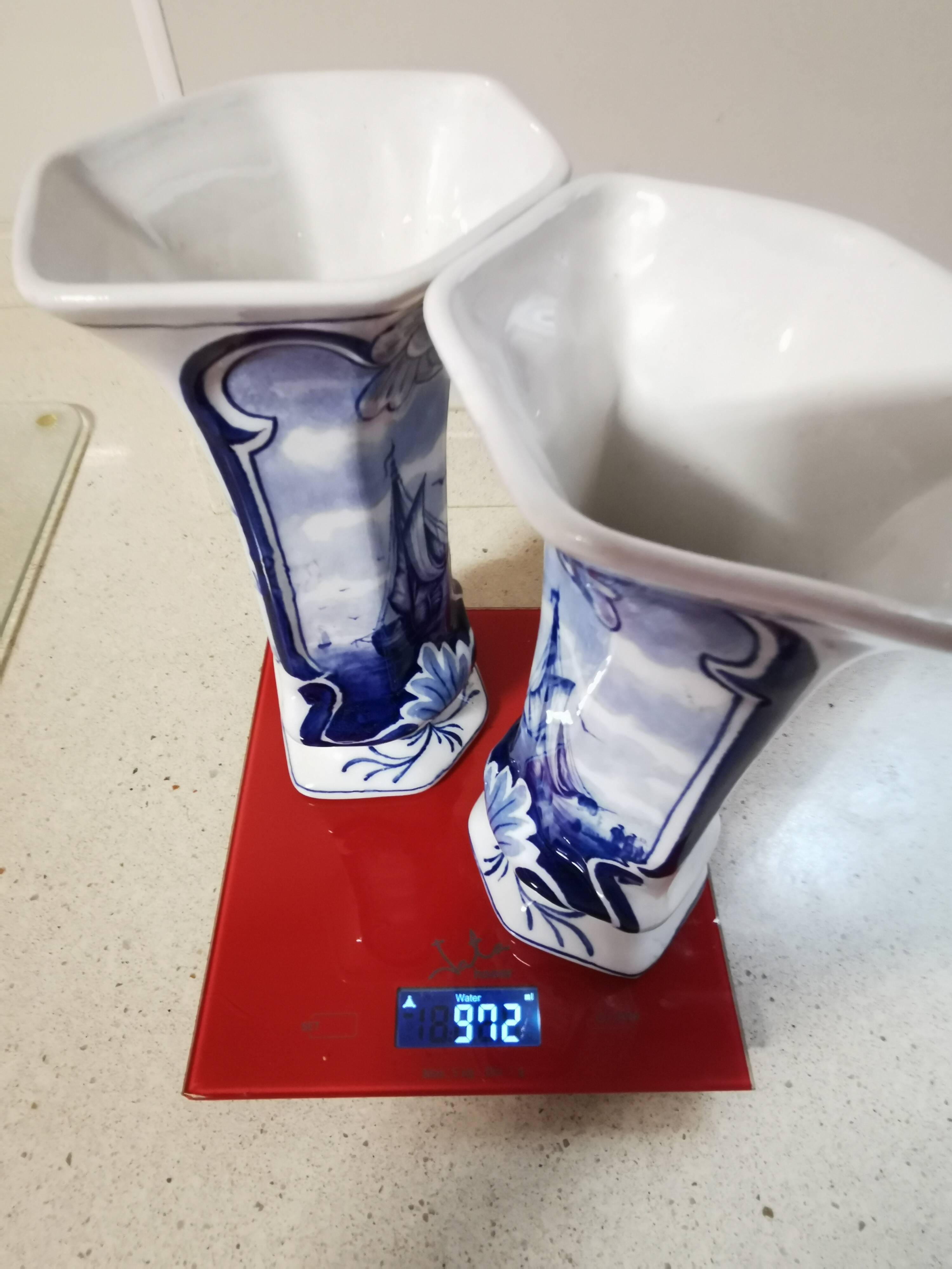 Pair of Dutch jarrones – ceramica delft