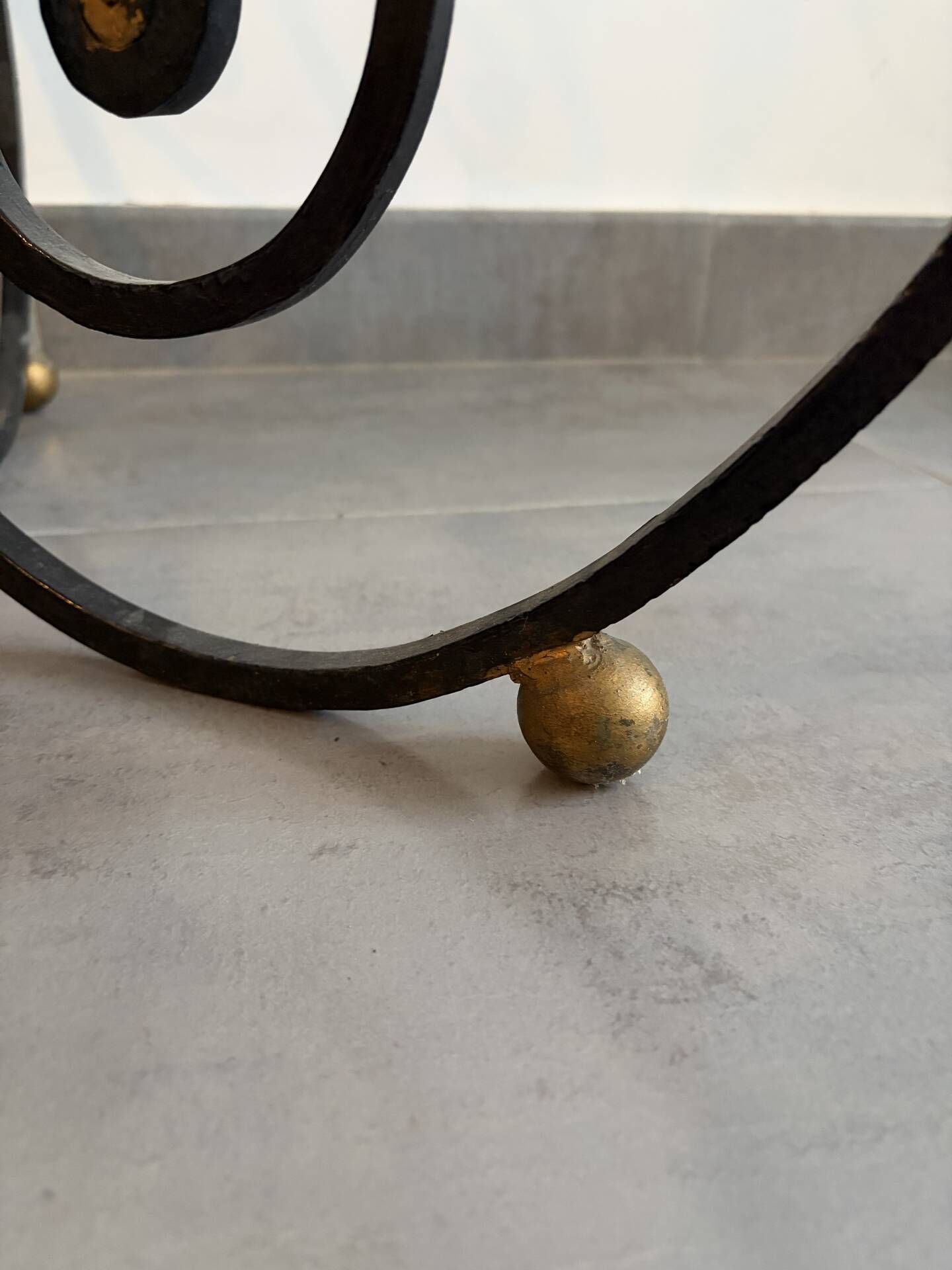Vintage floor lamp in wrought iron and opaline.
