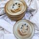 16 Assiettes plates en grès du marais fleuries
