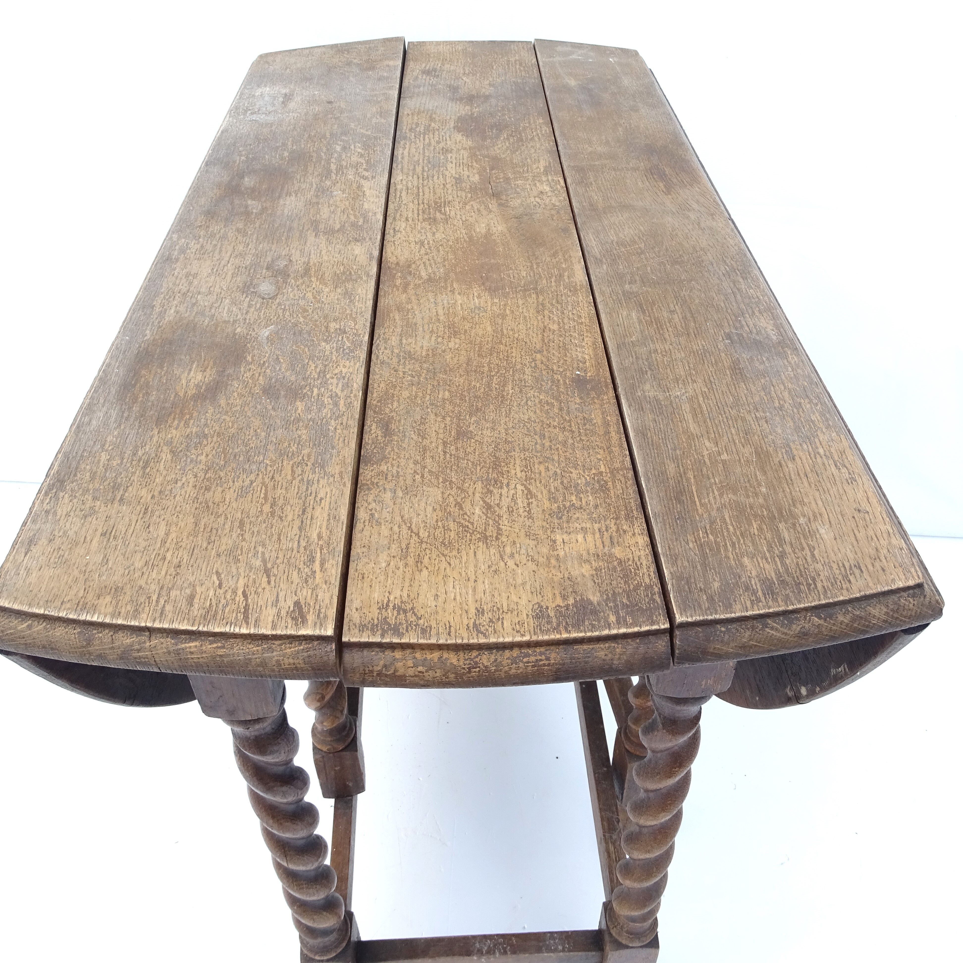 Table get leg in waxed oak.