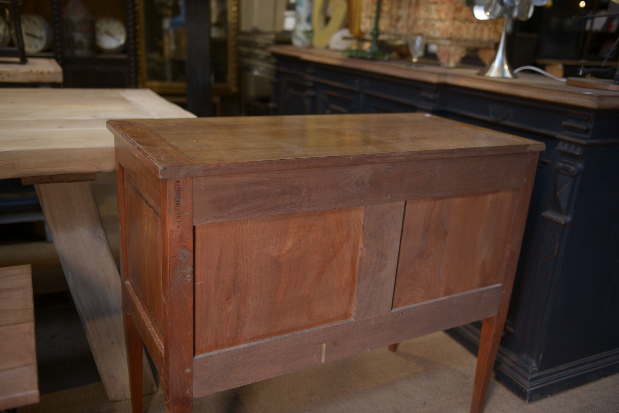 Commode de style Louis XVl en merisier 2 tiroirs estampillée Lechevalier. P.