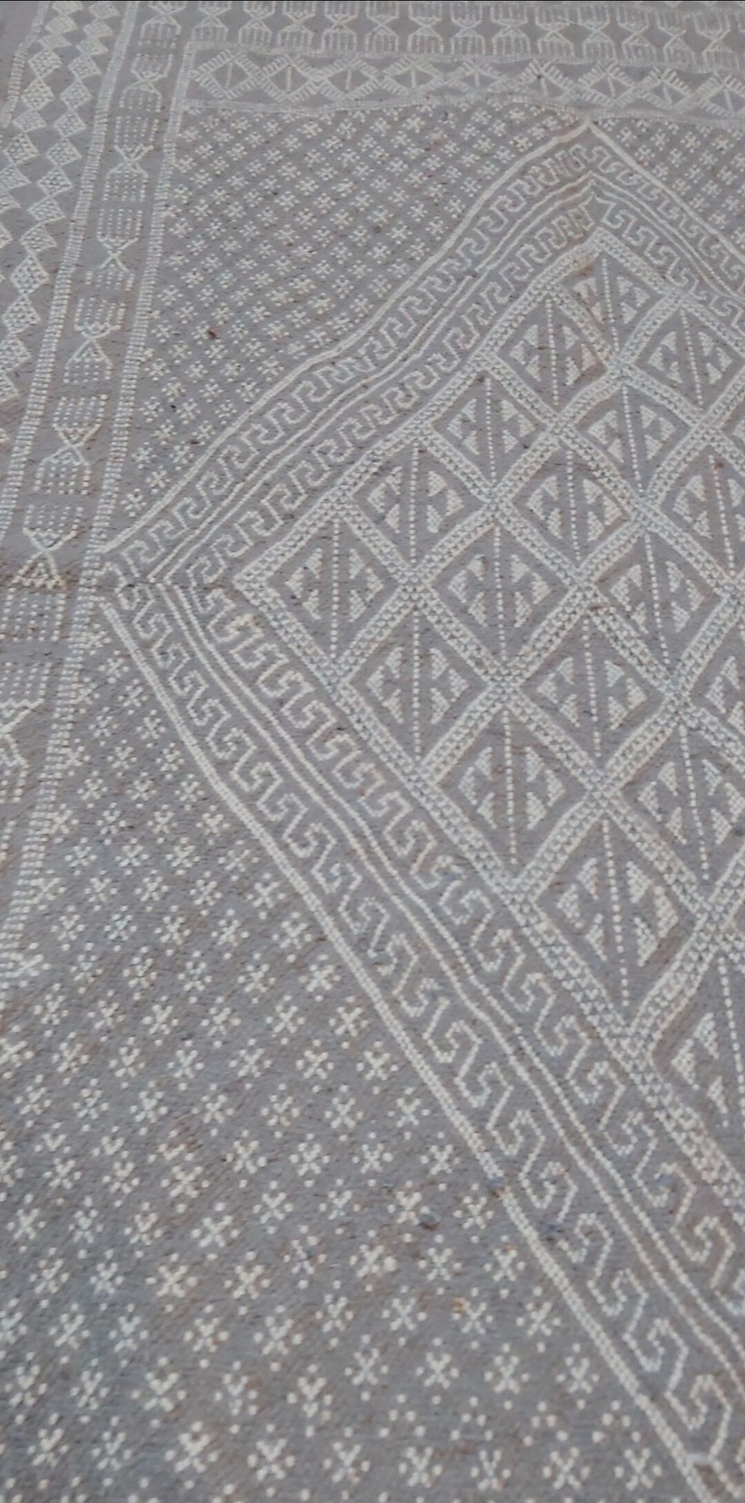Handmade grey and white mergoum rug in pure wool 210x110cm