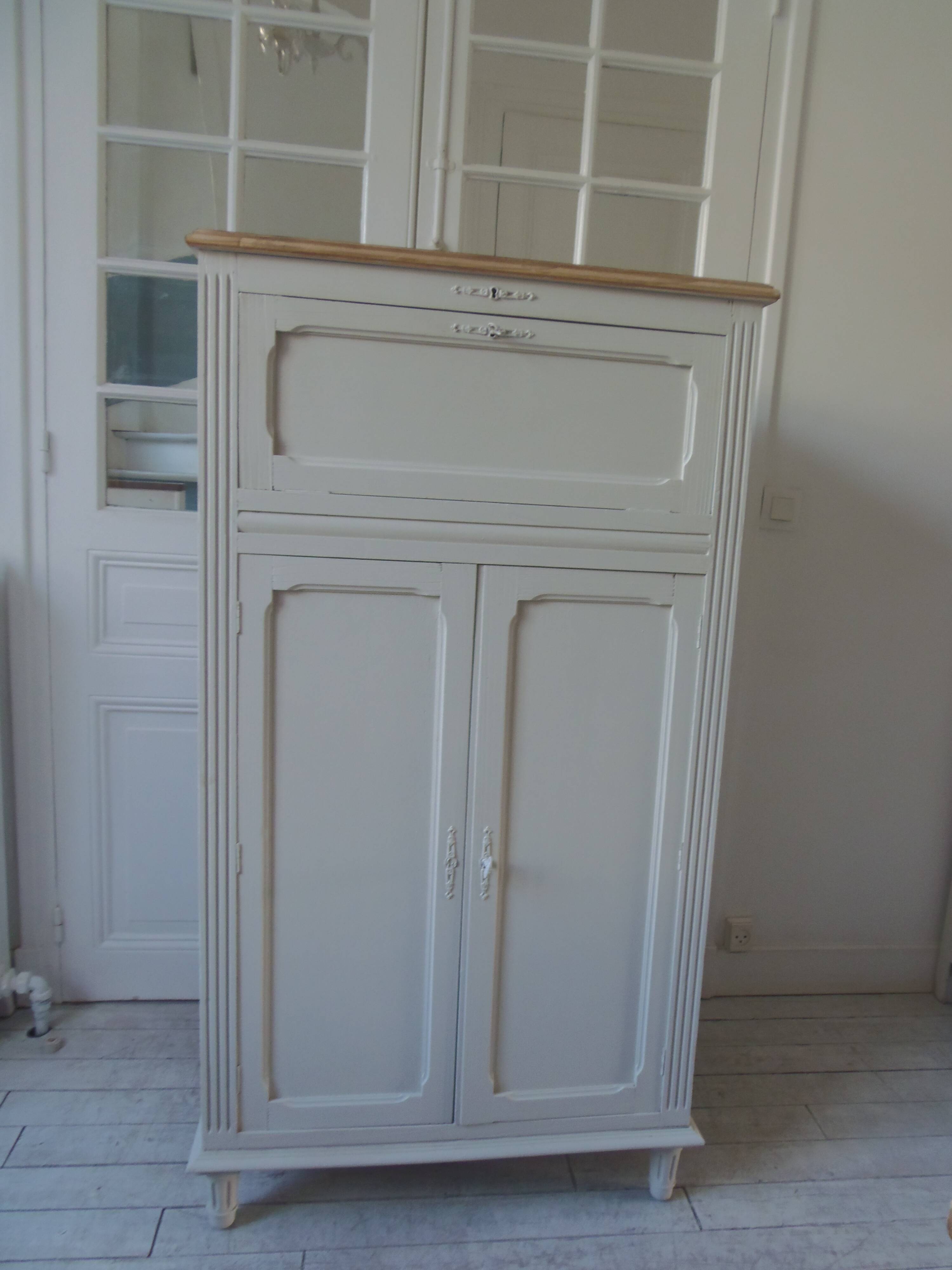 Small vintage piece of furniture sublimated in a linen shade, wooden top.