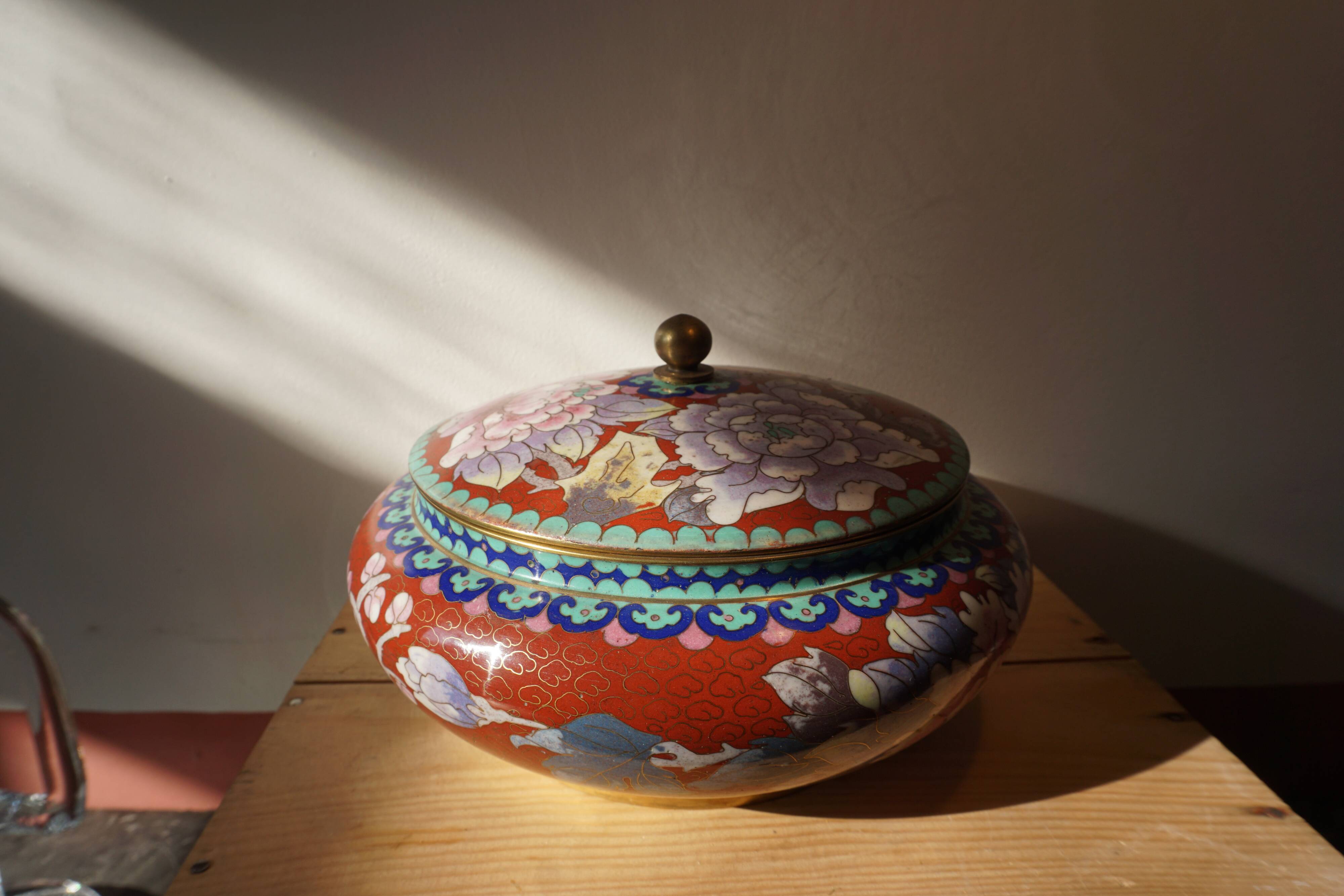 Plat chinois en émaux cloisonnés - seconde moitié du XX° siècle.