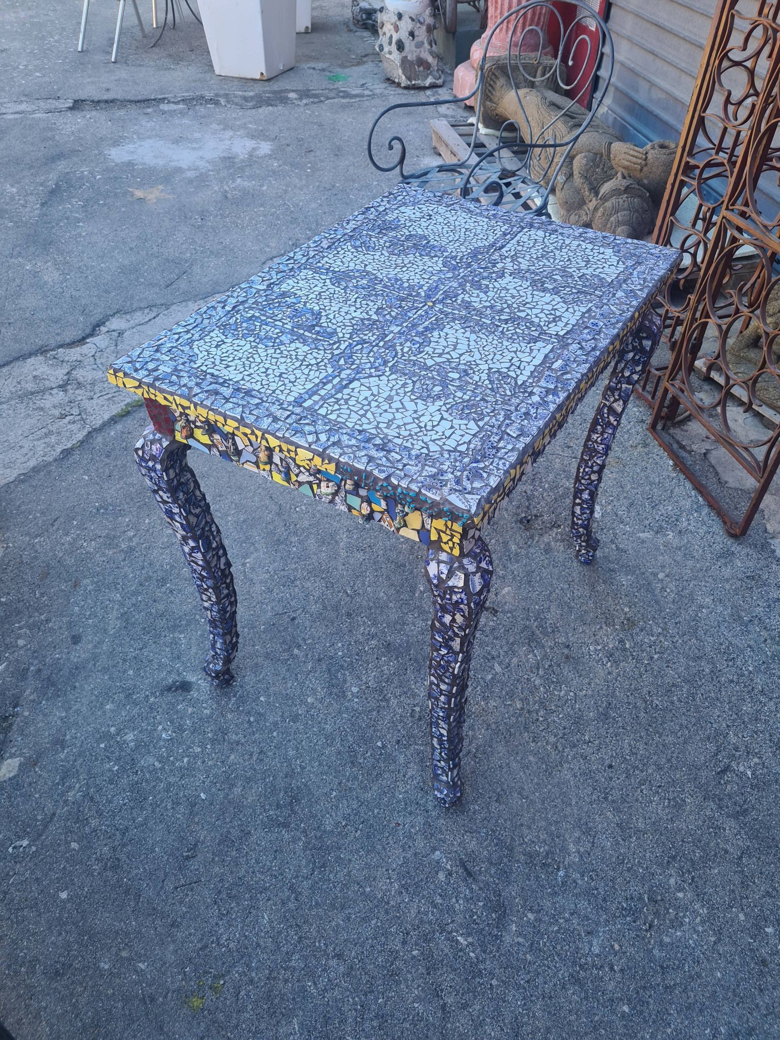 Table en mosaique picassiette