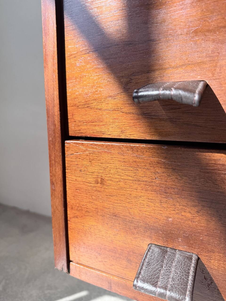 Commode teck poignées cuir 1960