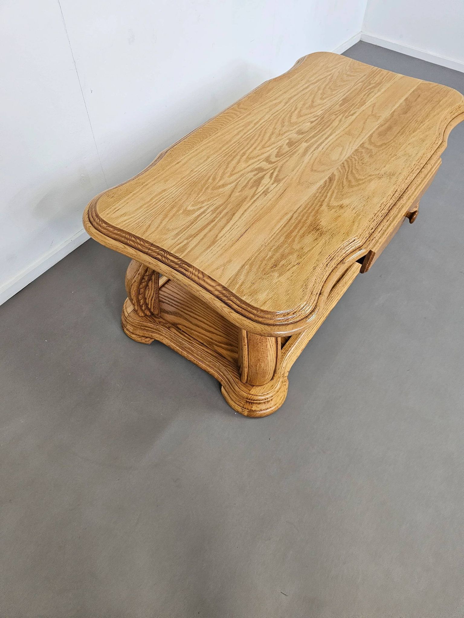 Table basse française en chêne massif des années 1970