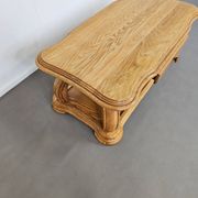Table basse française en chêne massif des années 1970