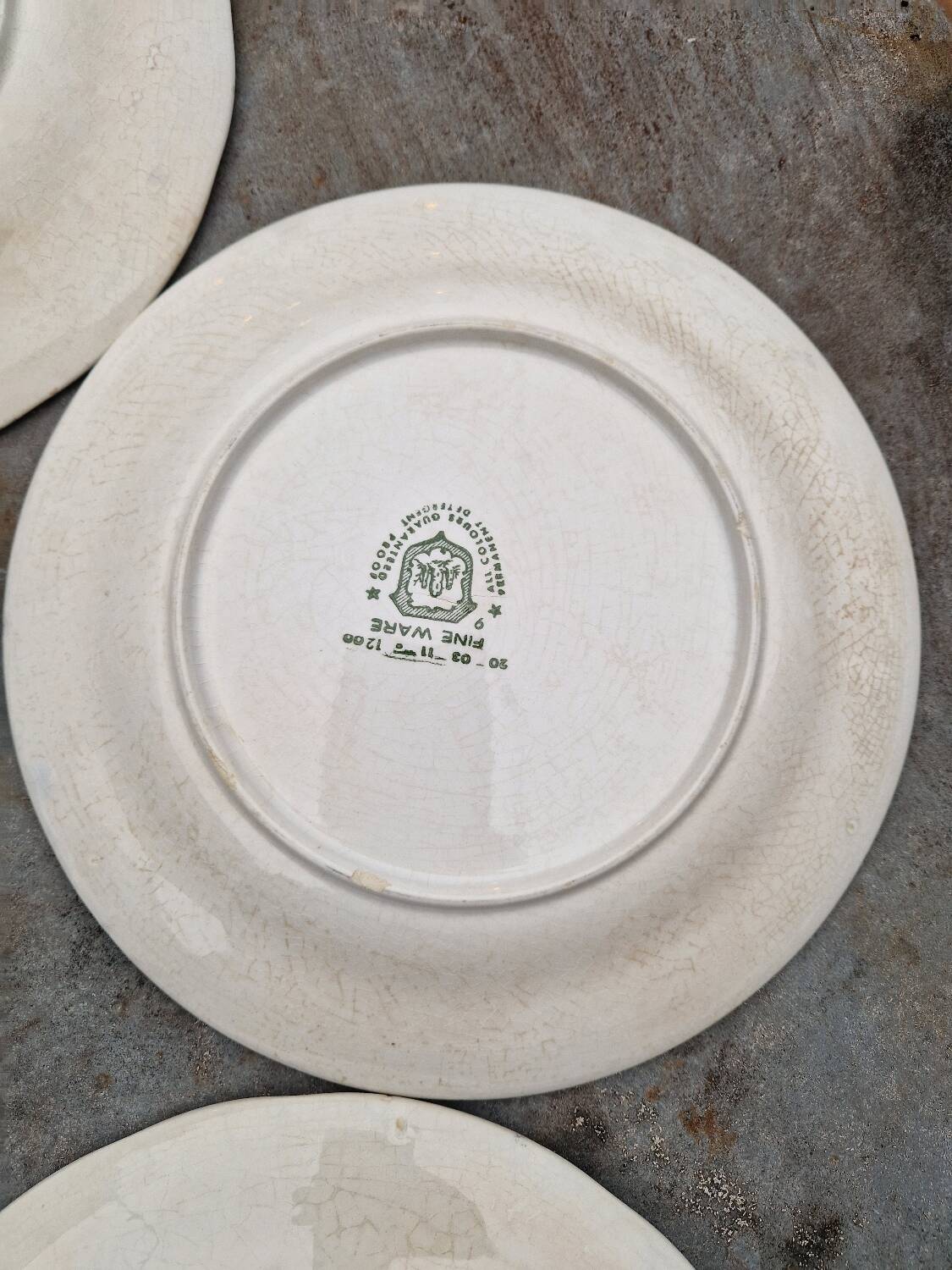 Lot of 8 flat plates in antique English earthenware, fine ware, with patterns.