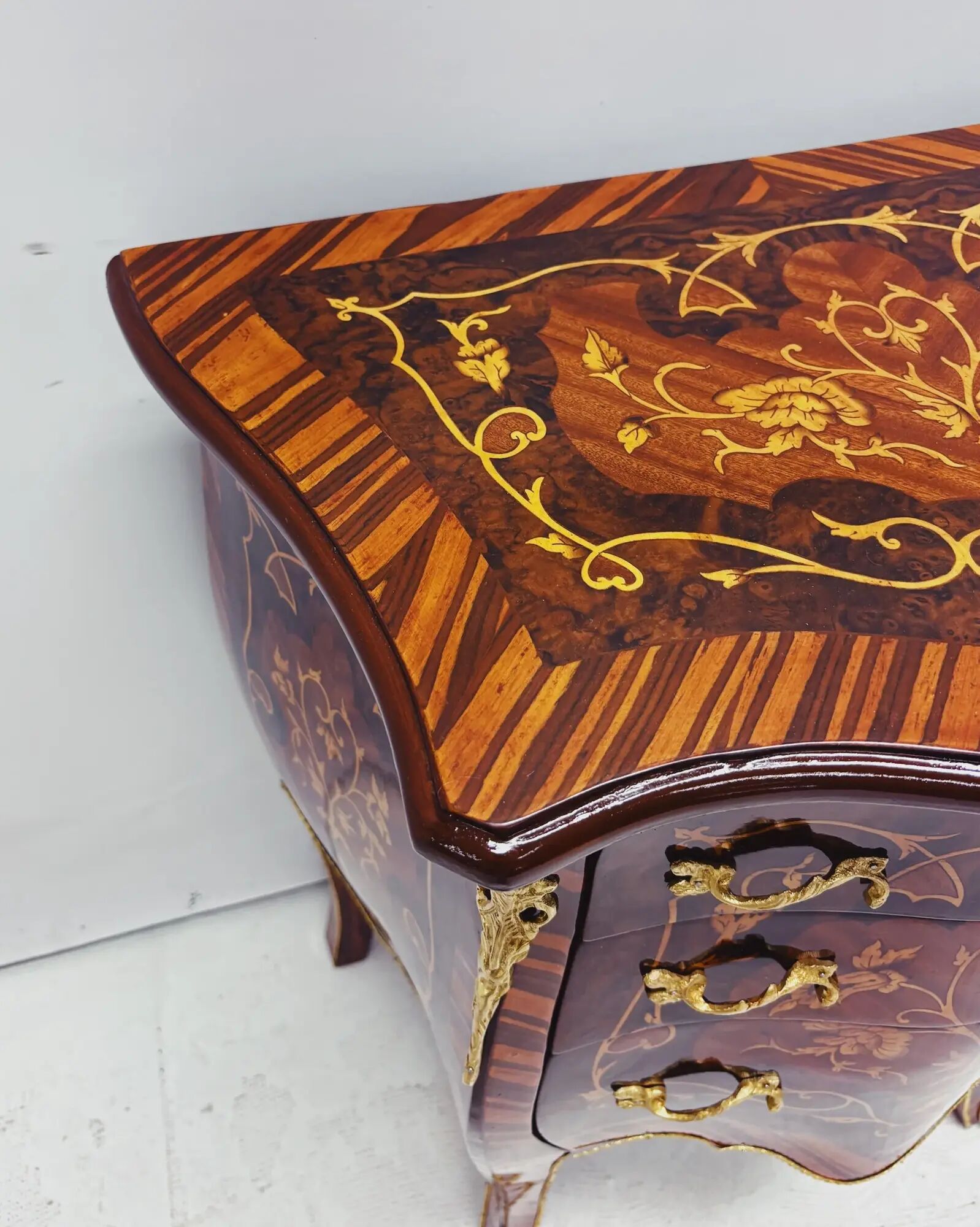 Marquetry chest of drawers with inlay in Louis XV style