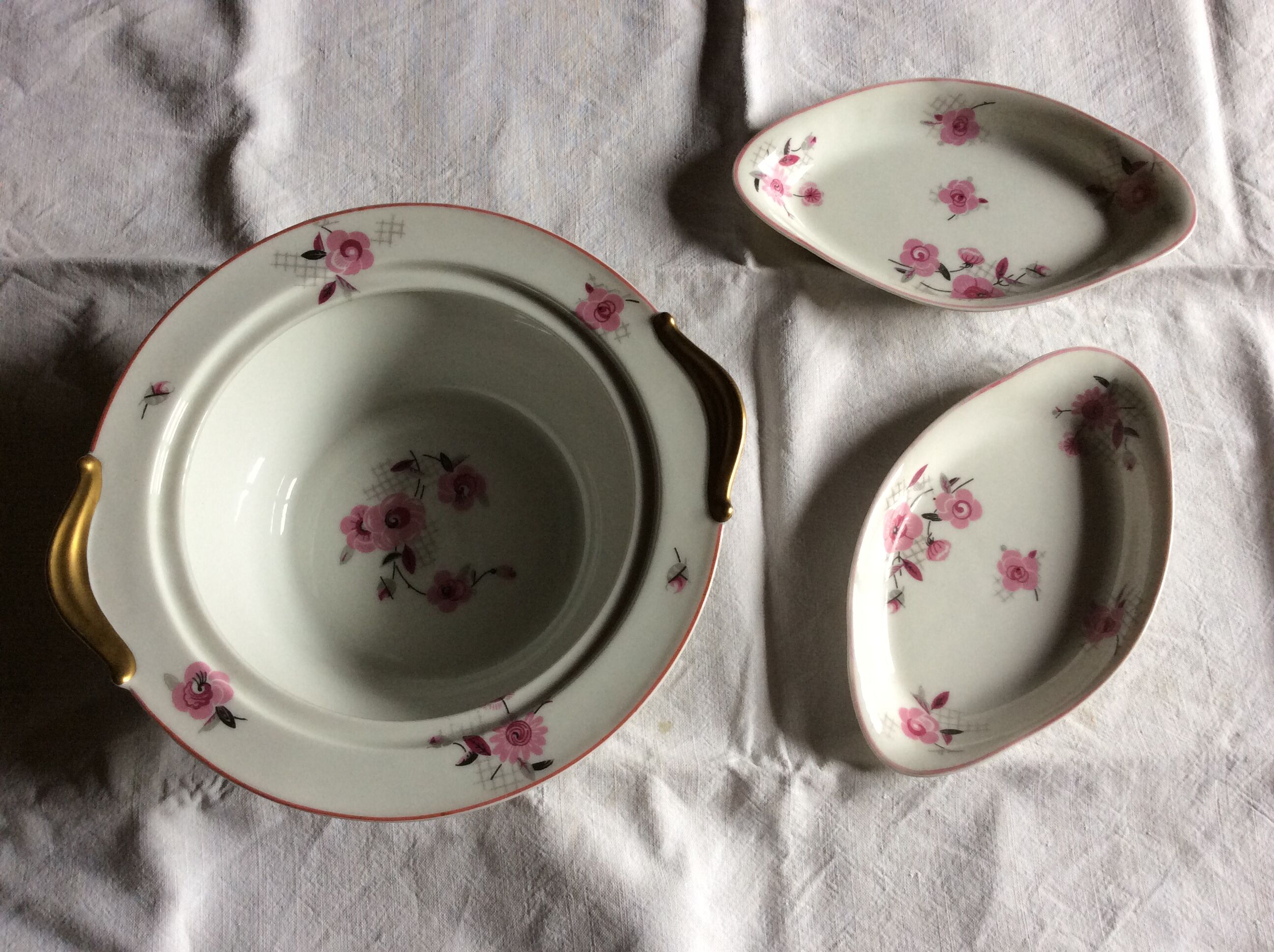22 flat plates Limoges porcelain, flowers