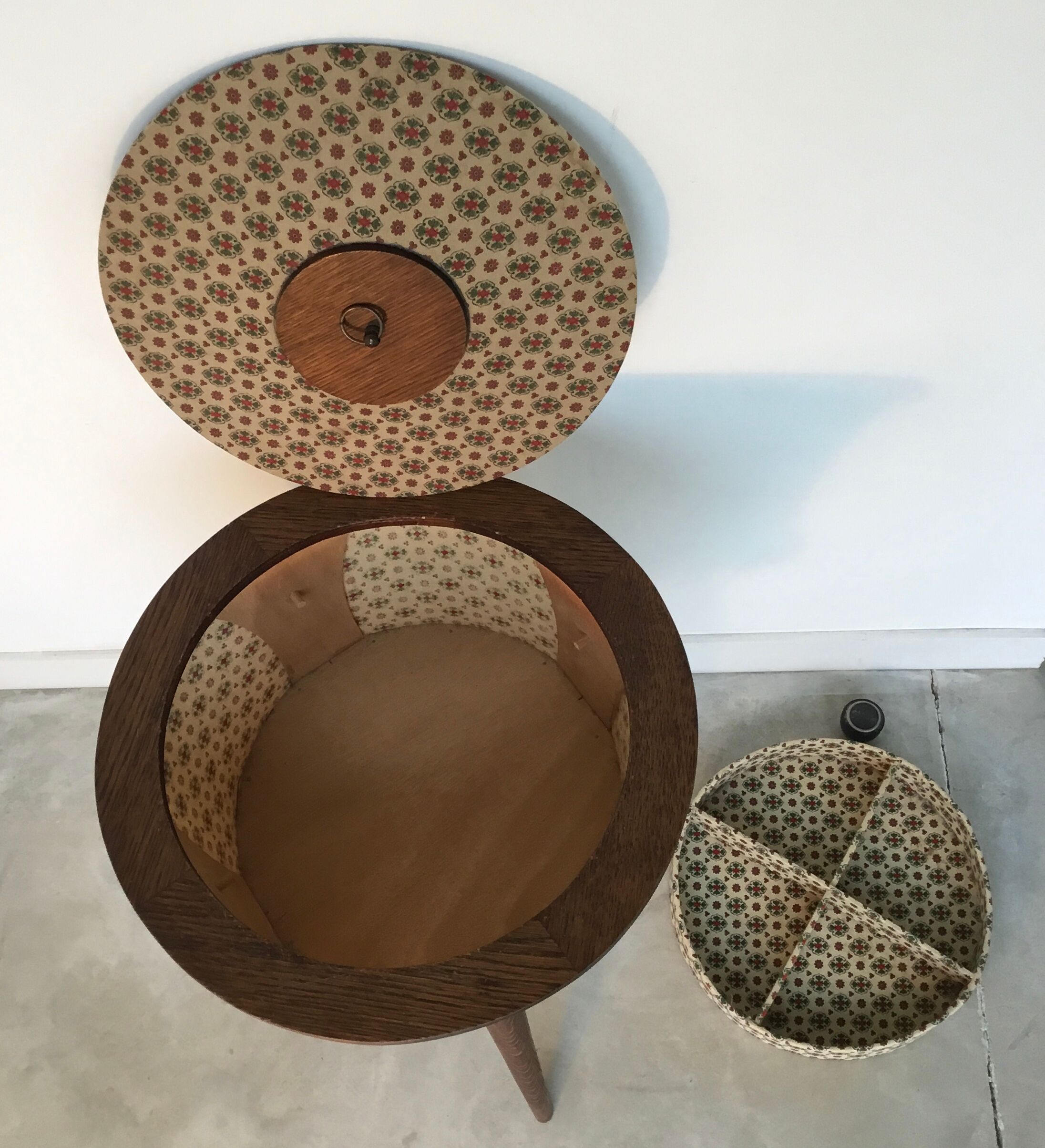 Vintage round tripod worker with tapered feet - 1960