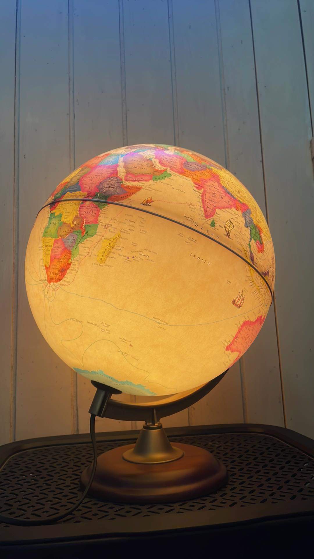 Globe wooden foot