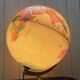 Globe vintage pied en bois