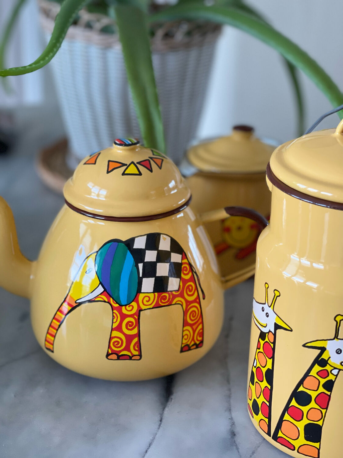 Enamelled sheet metal tea set