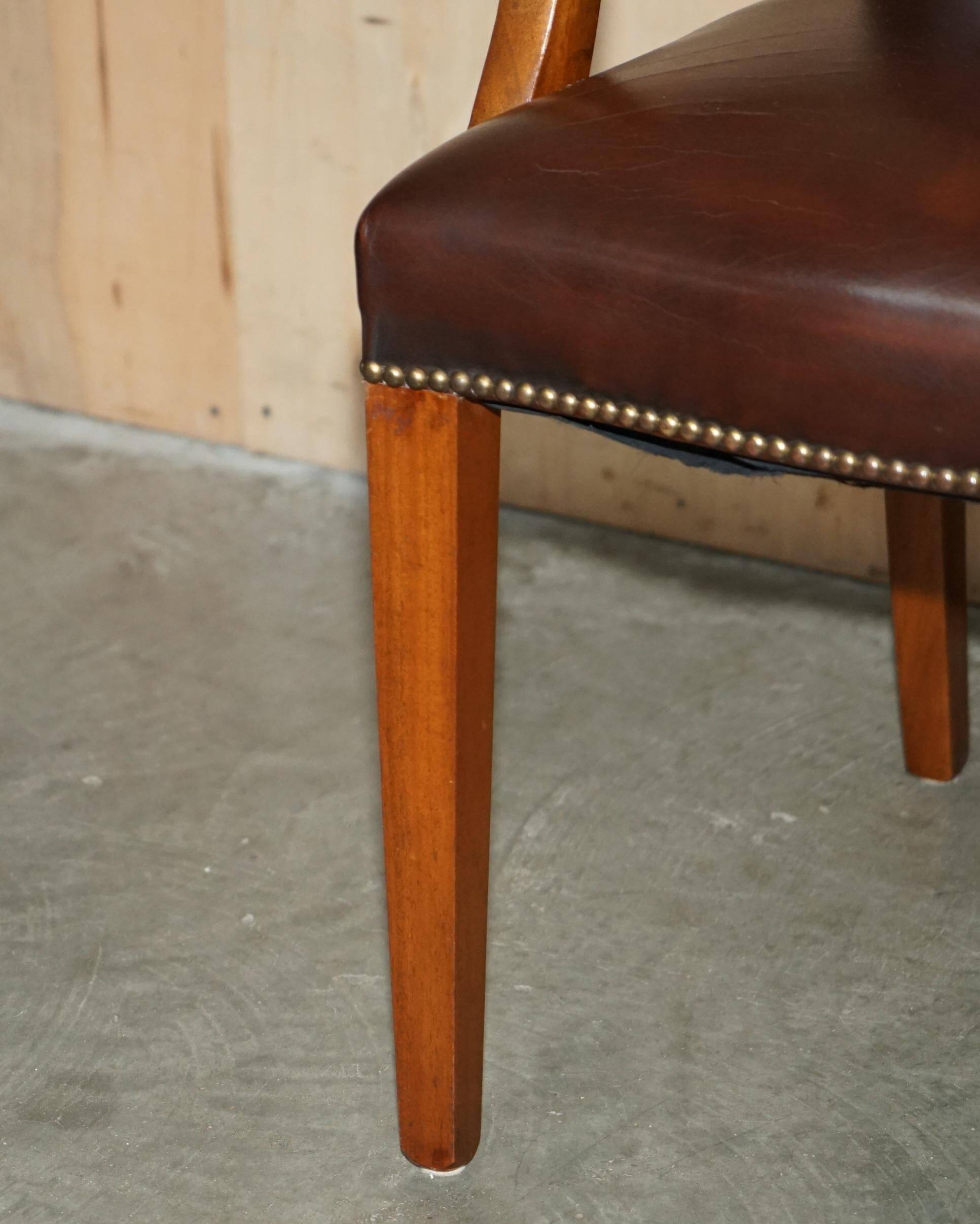 Fauteuil de bureau Gainsborough style George II Chesterfield cuir
