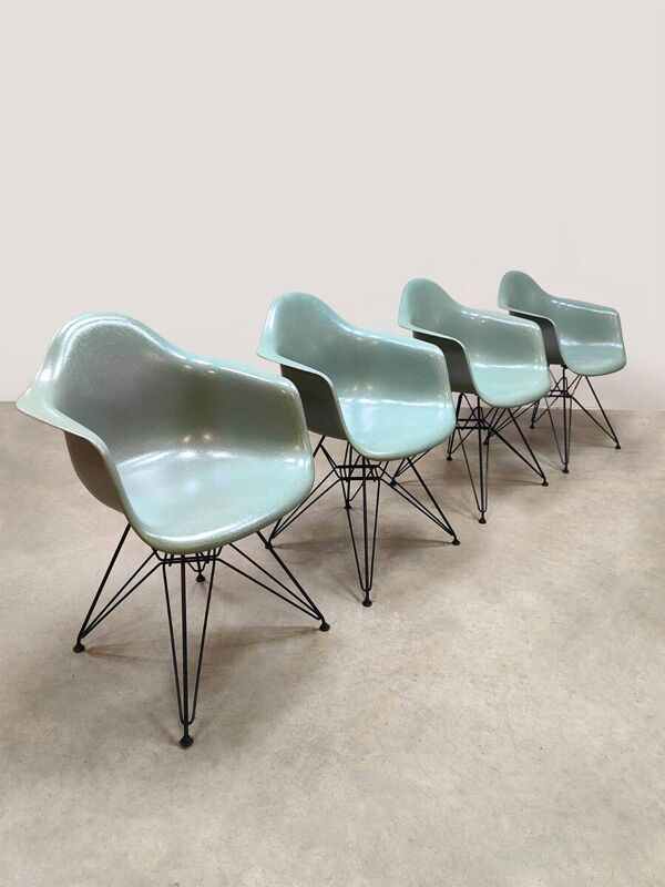 3 chaises DAR en fibre de verre Charles & Ray Eames par Vitra