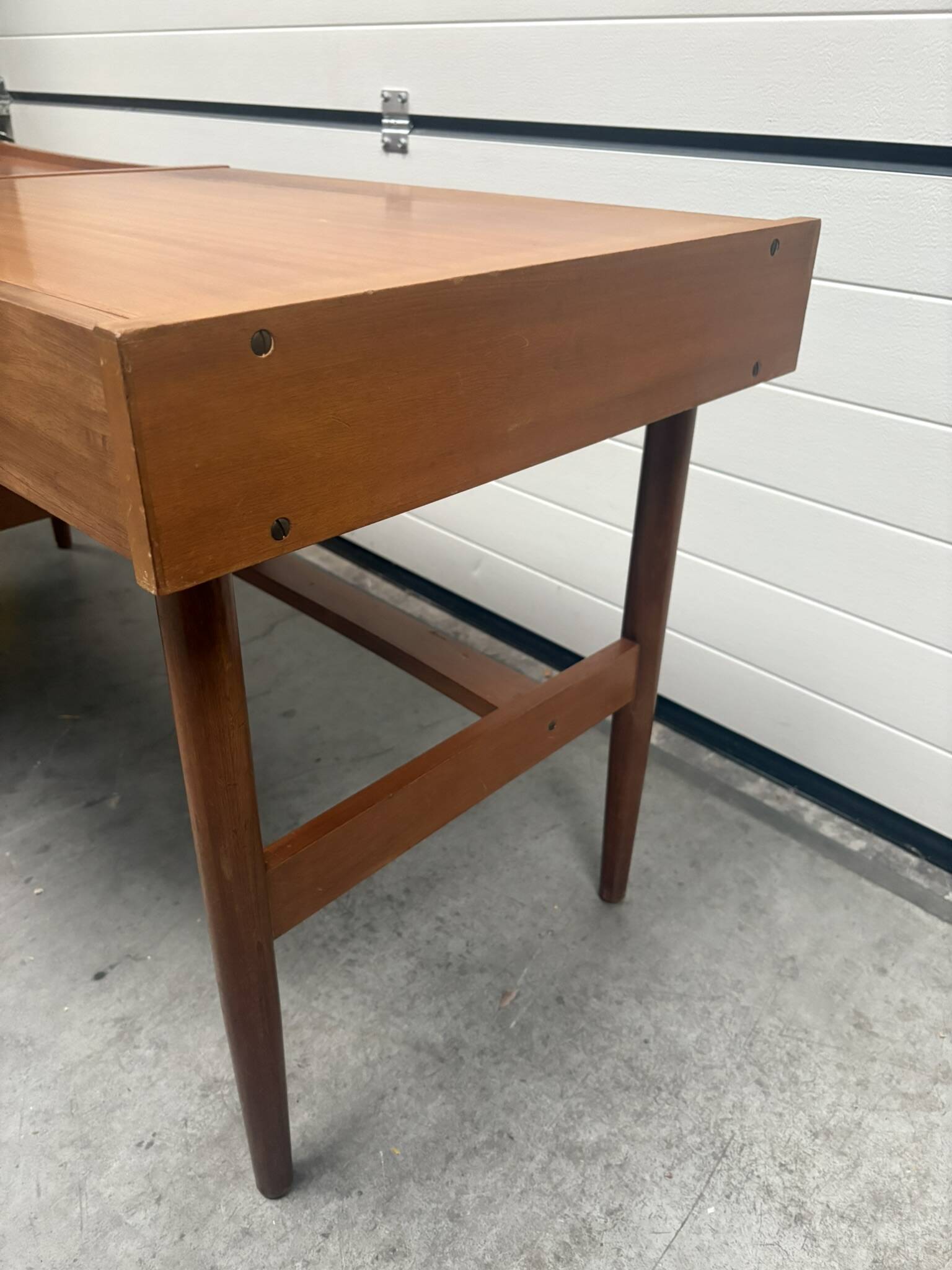 Bureau Scandinave midcentury à caisson et finition acajou