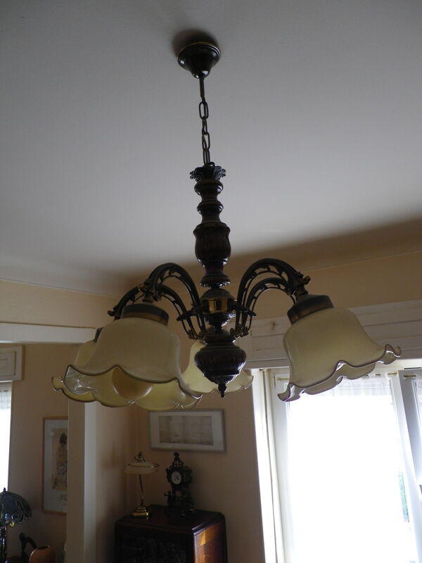 Suspension à 5 branches bois métal doré abat jour corolle en opaline