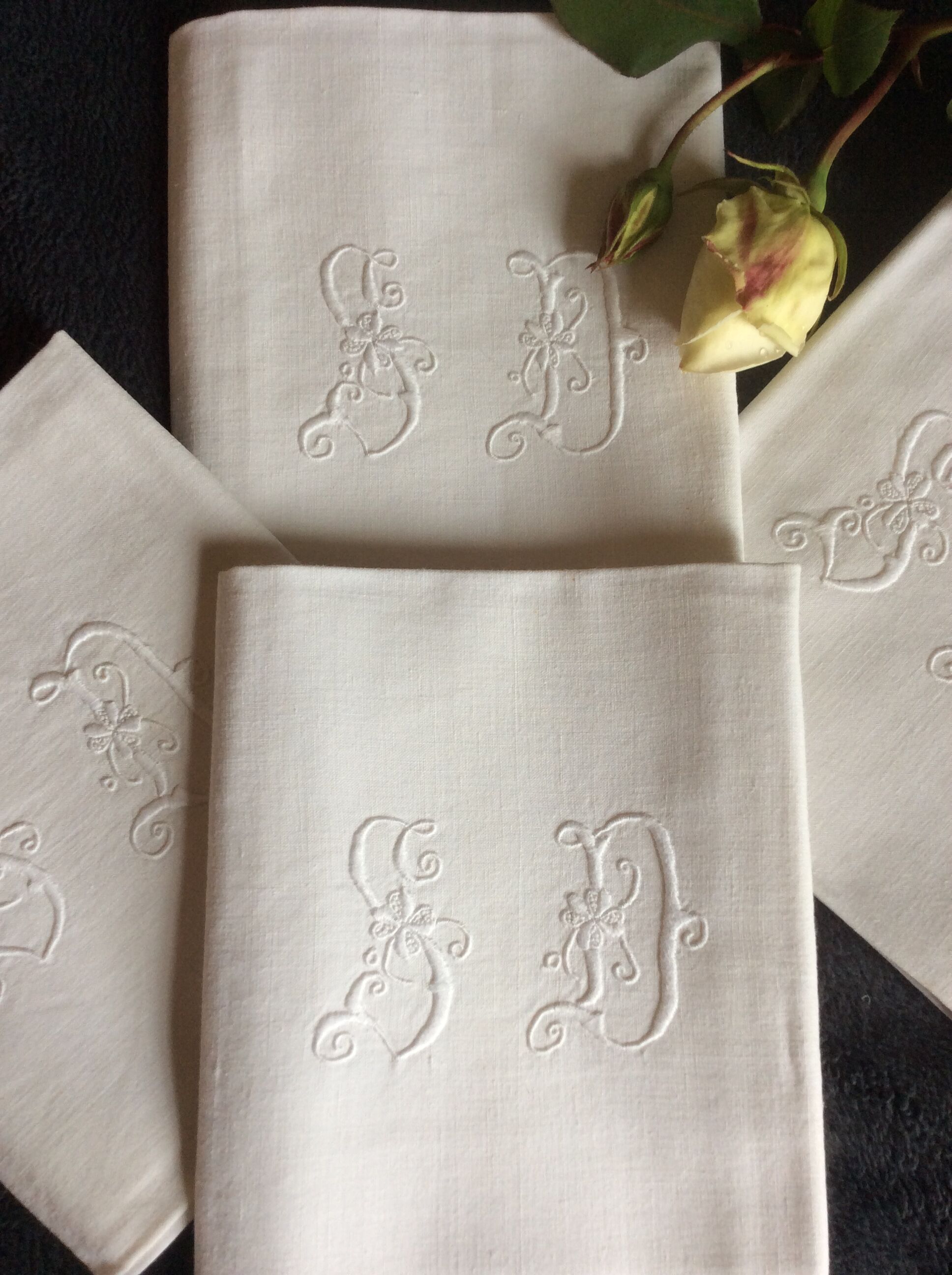 Set of 4 SD monogrammed embroidered napkins