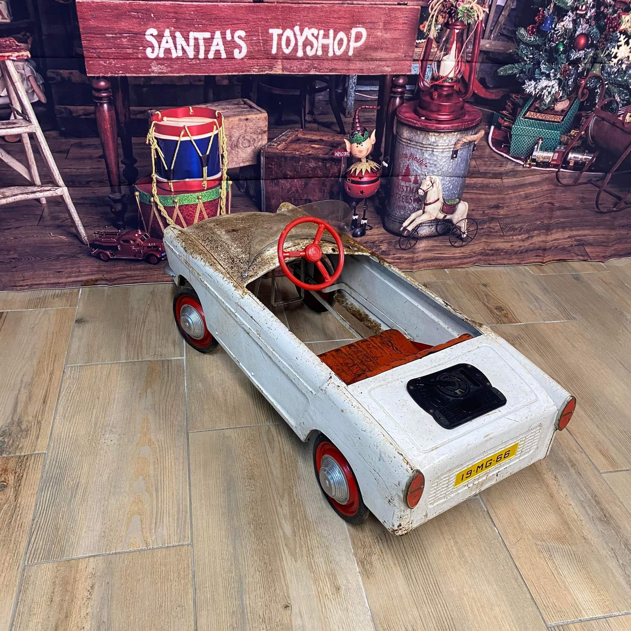Caravel pedal car