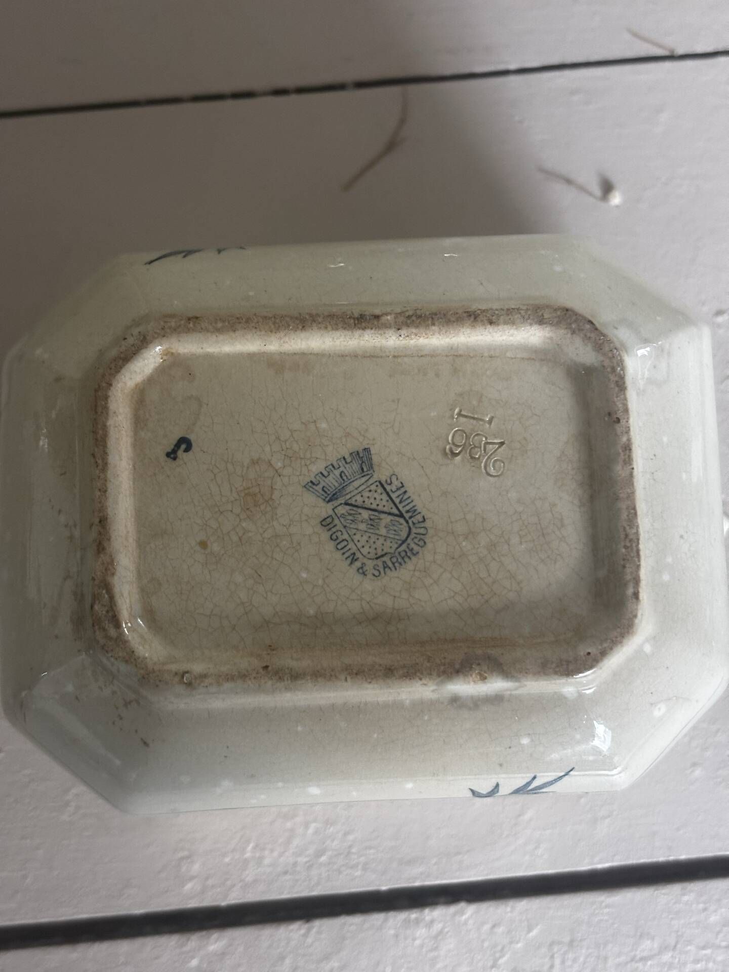 Ancienne base de sucrier faïence patinée motif floral bleu Digoin