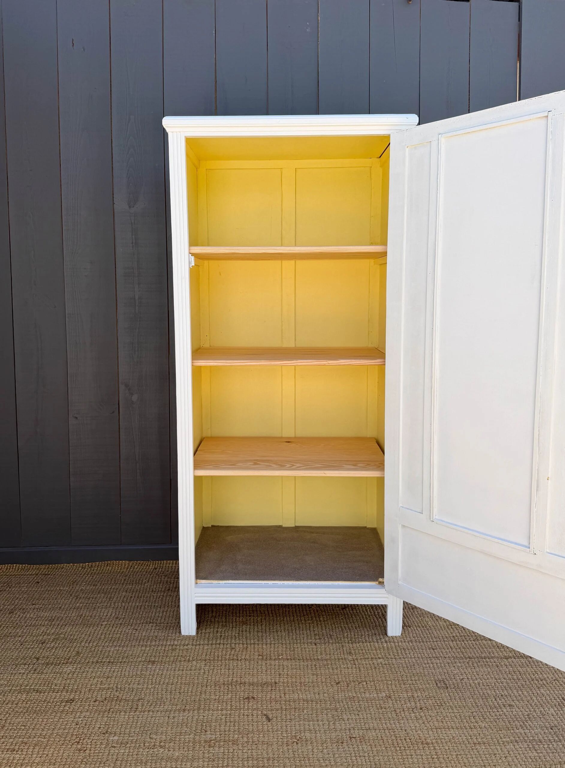Armoire parisienne