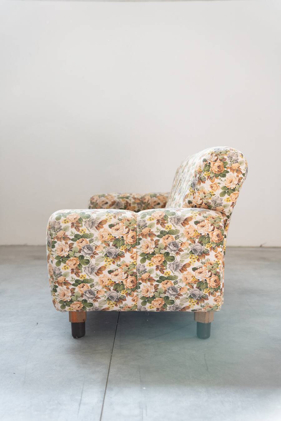 2-seater sofa, floral fabric, wooden structure, plastic and wooden legs, 1970