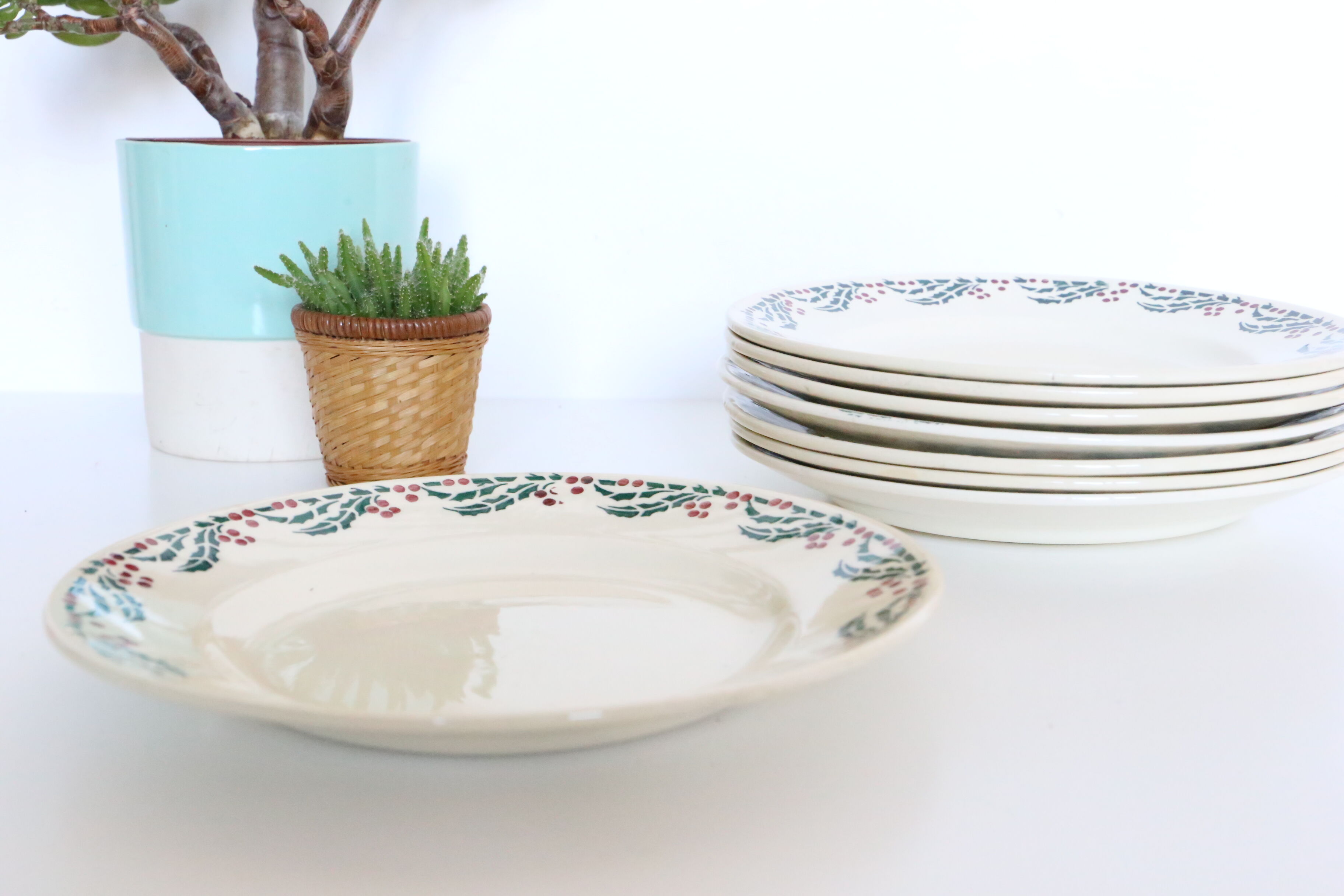 Set of 8 flat plates Moulin des Wolves, Holly motif